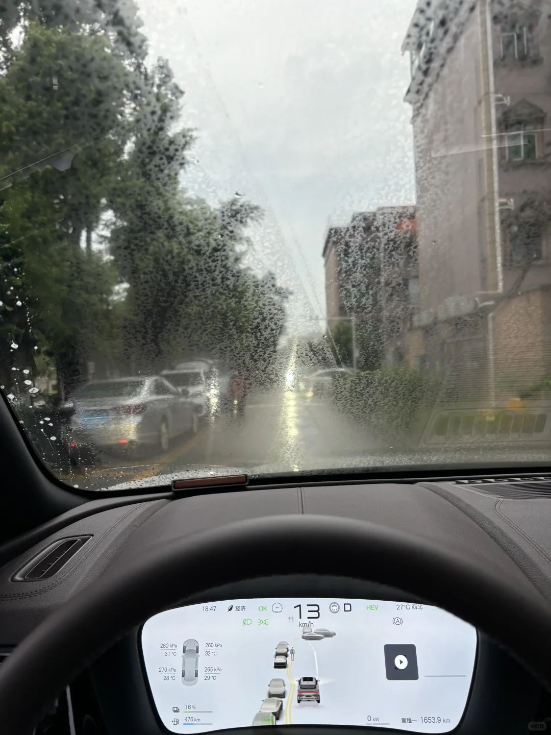 前挡玻璃一下雨就整块起雾，看都看不见