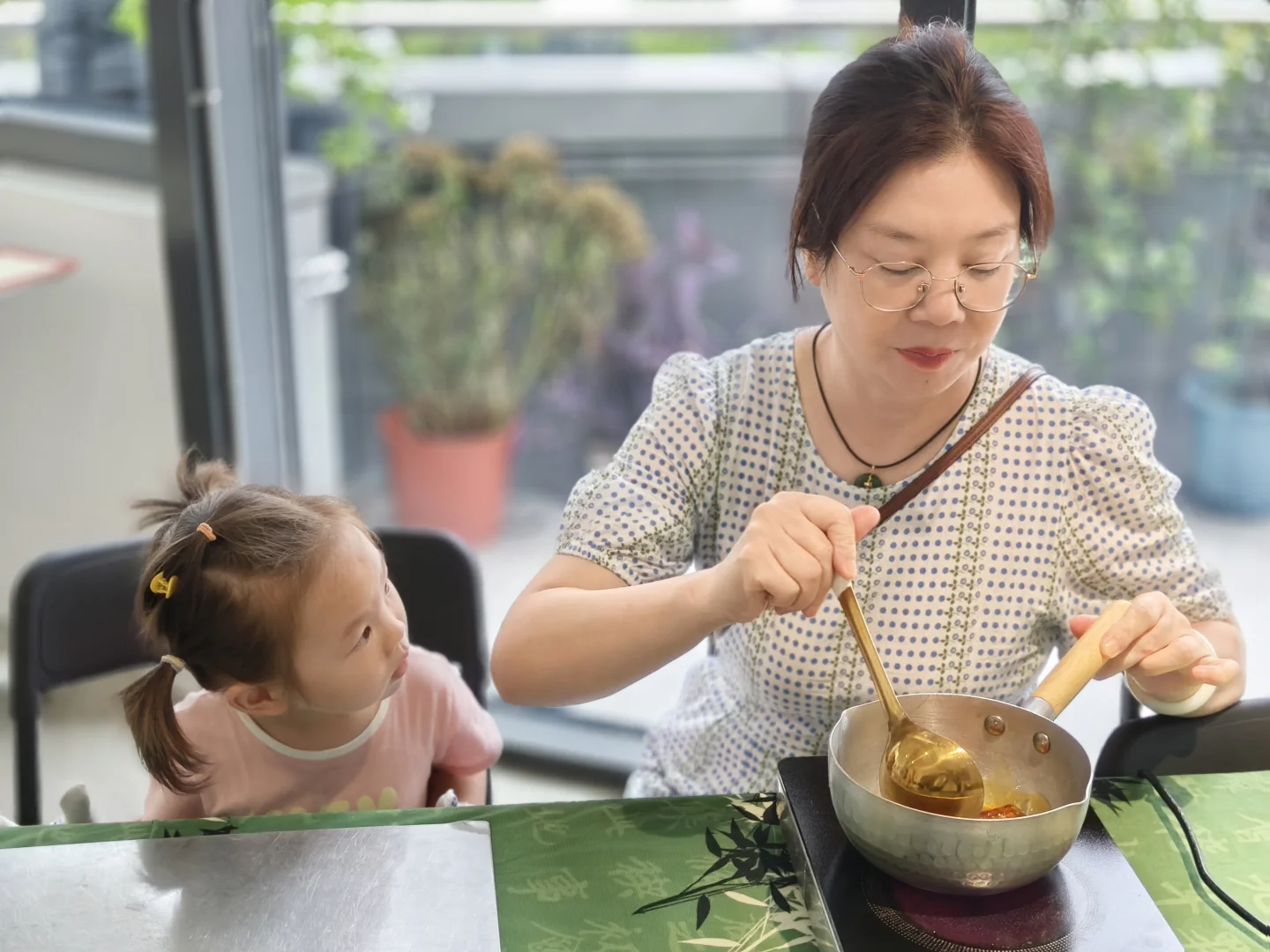 和孙女一起初体验糖画,非遗手艺太有趣!