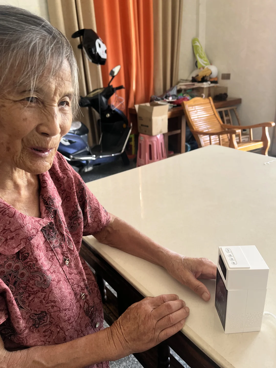 远嫁的姑凉，给85岁的奶奶装了个摄像头！