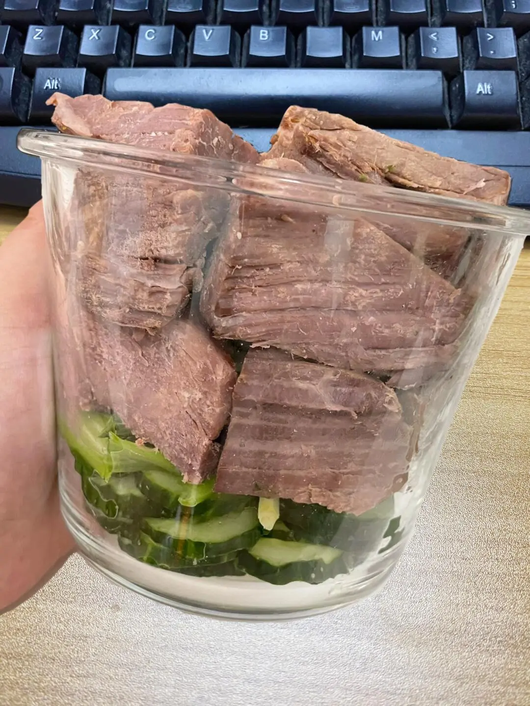 每天带一碗牛肉上班,同事以为我很有钱