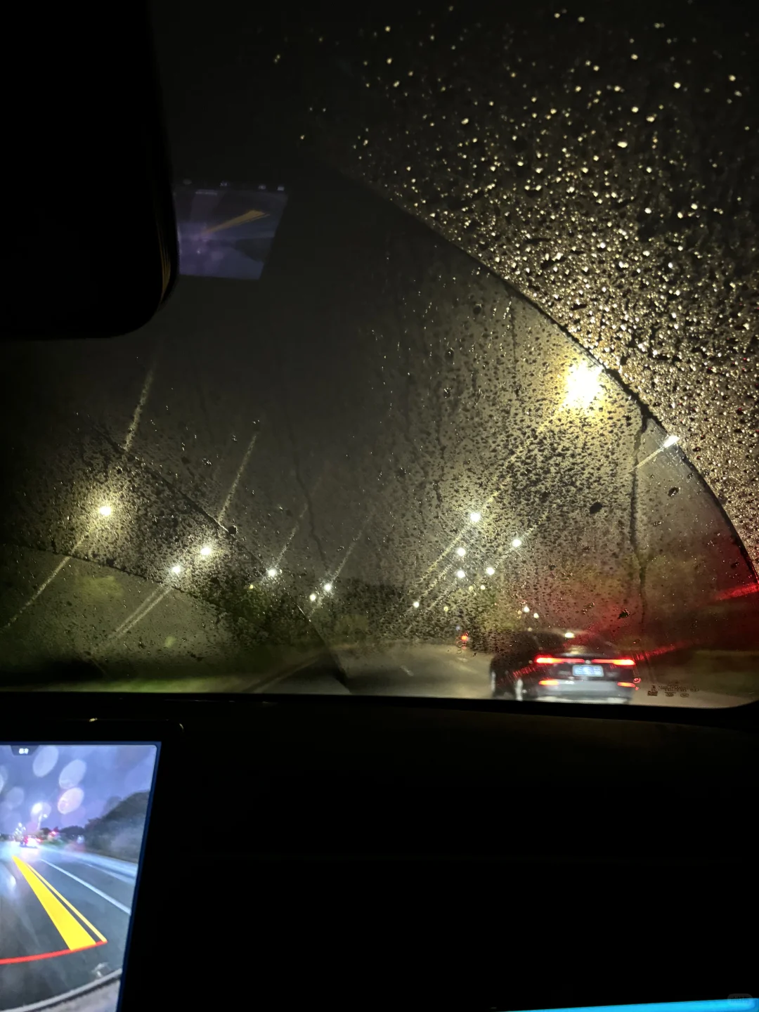 前挡玻璃一下雨就整块起雾，看都看不见
