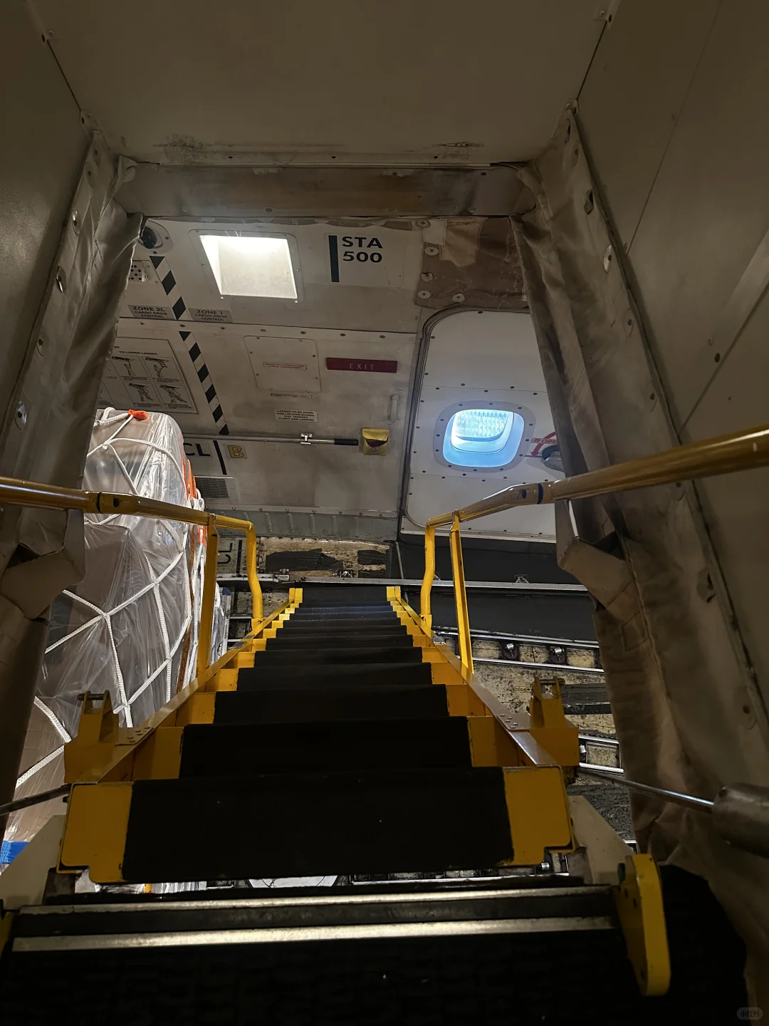 谁懂呀！飞了十几个小时还要爬大黄梯子