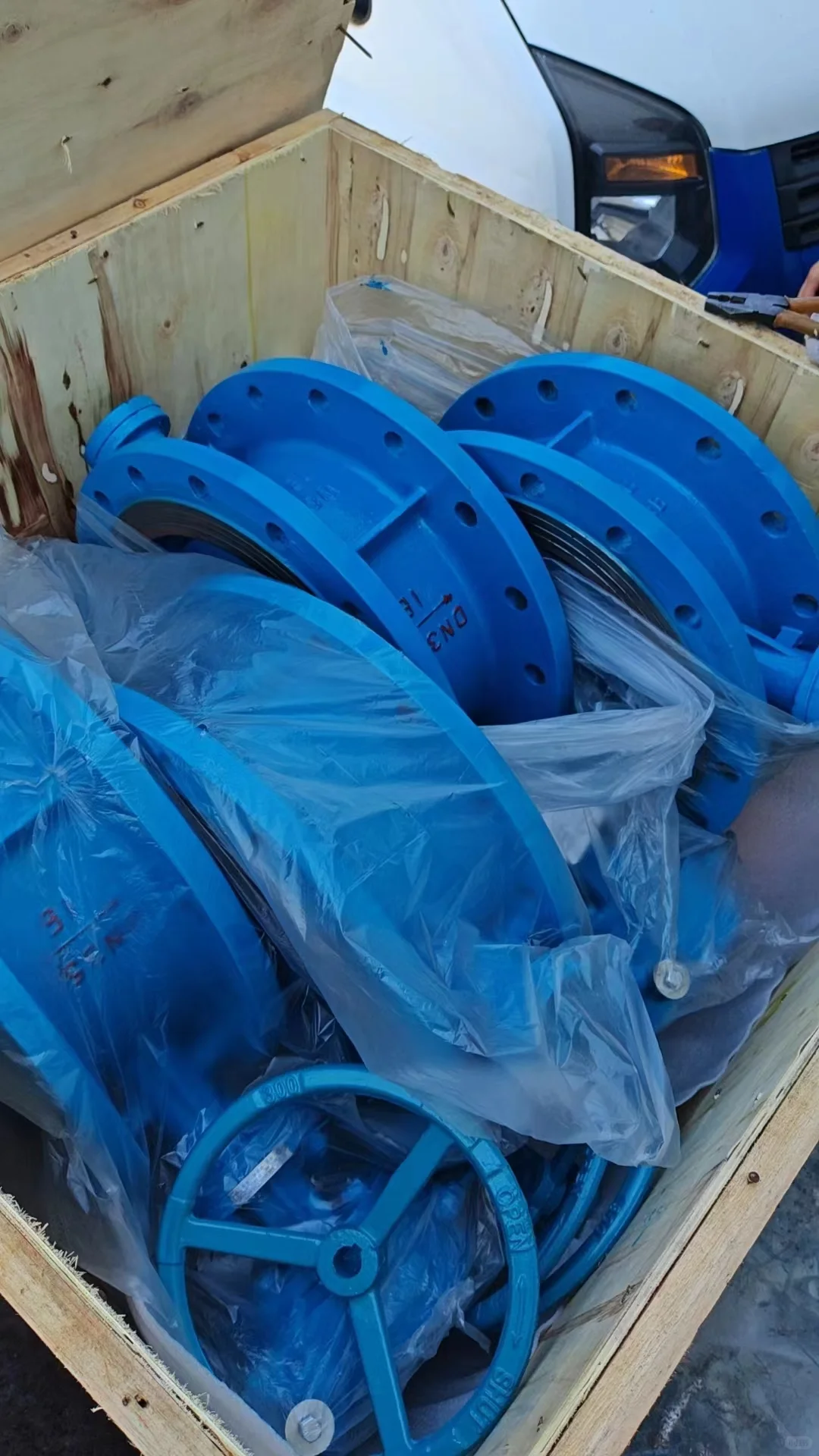 电动蝶阀在设计上充分考虑了耐用性和维护性。采用优质材料制造，确保阀门在恶劣环境下仍能长期稳定运行。同时，其结构设计简洁明了，易于安装和维护，为用户节省了大量时间和精力。 高压蝶阀的智能化程度不断提升，