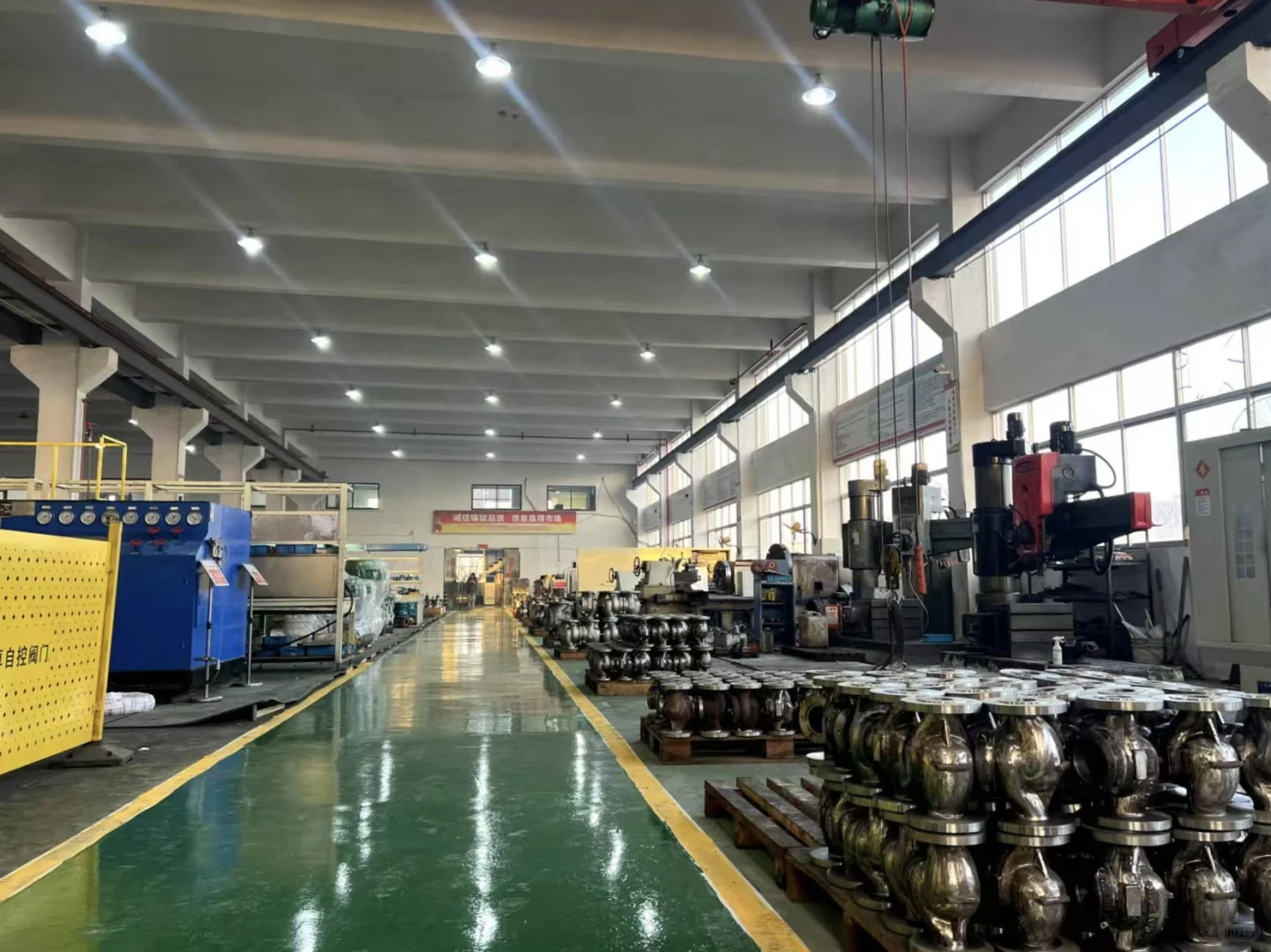 00后继承家业卖阀门