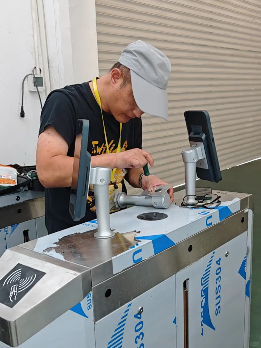 工厂人行通道闸机安装工程