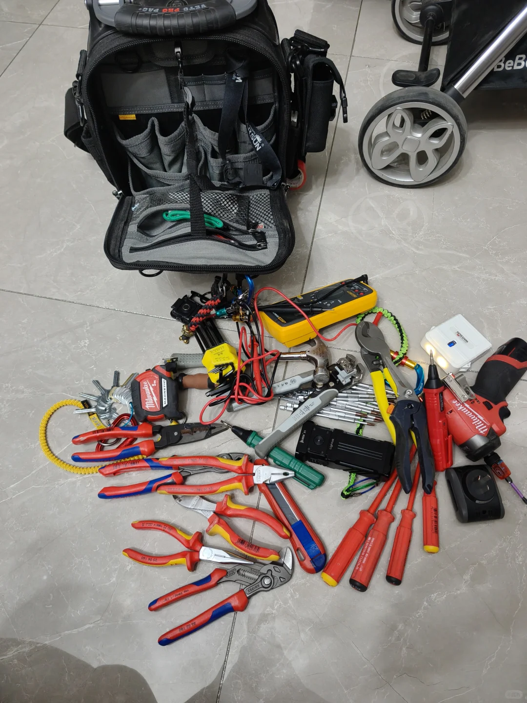 我们电工人的装备就是这么杂～