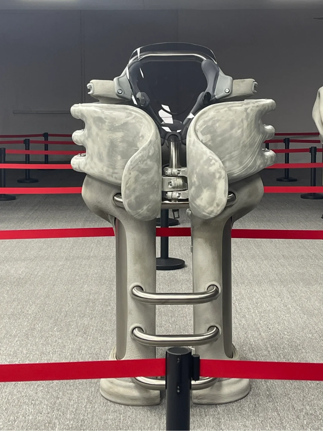 当女性以扭曲的姿态成为艺术馆展品……