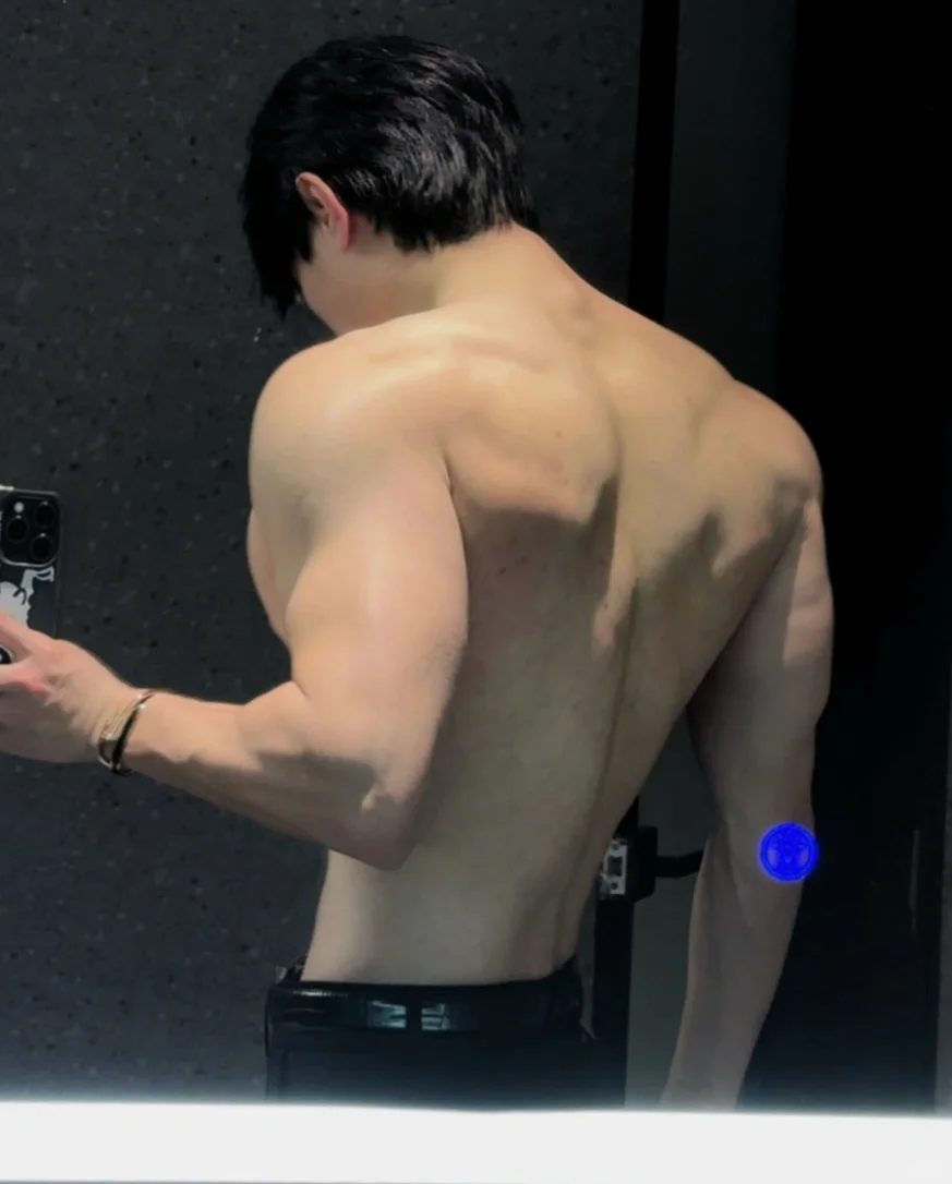 黑色紧身毛衣是男生最好的医美