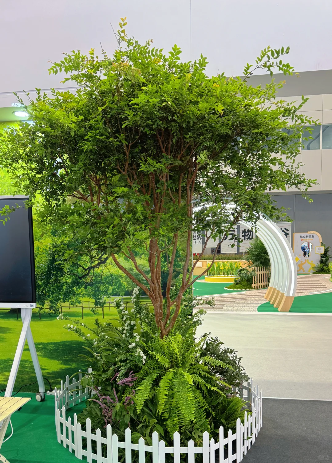 华为2025年供应商大会展台植物装饰