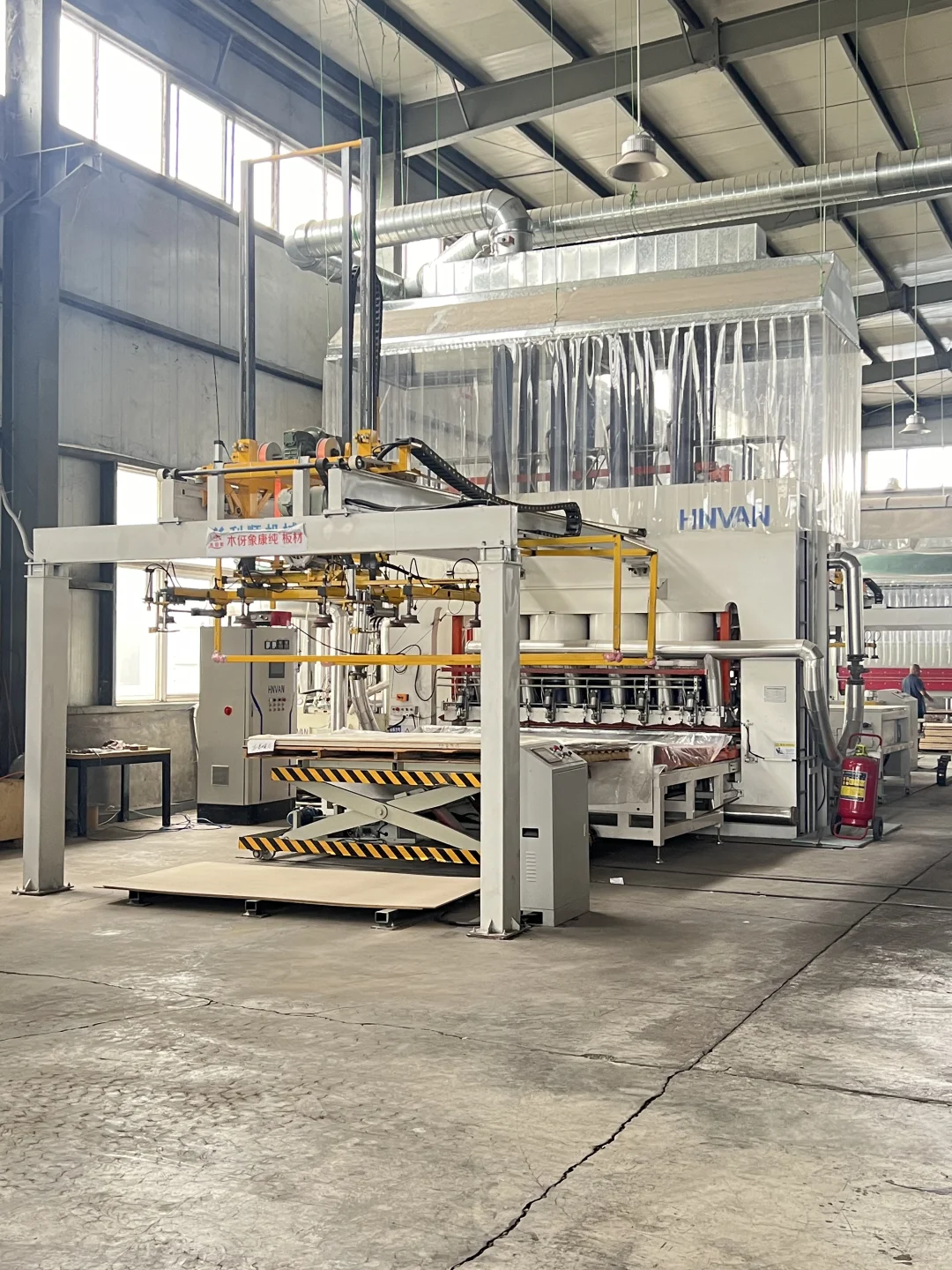 今天拍山西最先进的板材加工生产线