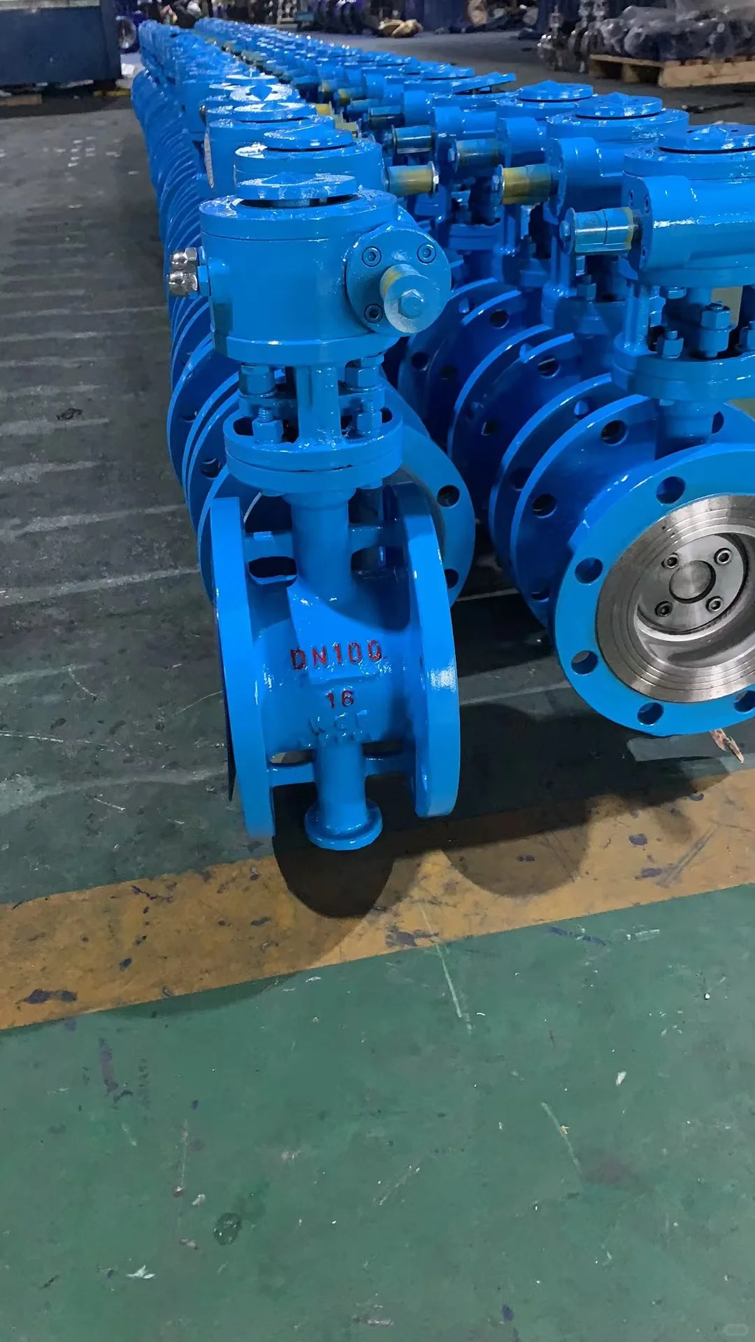 电动蝶阀在设计上充分考虑了耐用性和维护性。采用优质材料制造，确保阀门在恶劣环境下仍能长期稳定运行。同时，其结构设计简洁明了，易于安装和维护，为用户节省了大量时间和精力。 高压蝶阀的智能化程度不断提升，