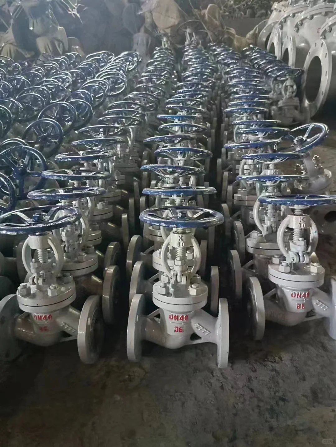 锻钢截止阀经过严格的锻造和热处理工艺，使其具备出色的耐磨性和抗腐蚀性。其流畅的开闭动作和紧密的密封效果，确保了管道系统的安全运行。无论是在复杂多变的工况下，还是在恶劣的环境中，都能展现出稳定的性能。