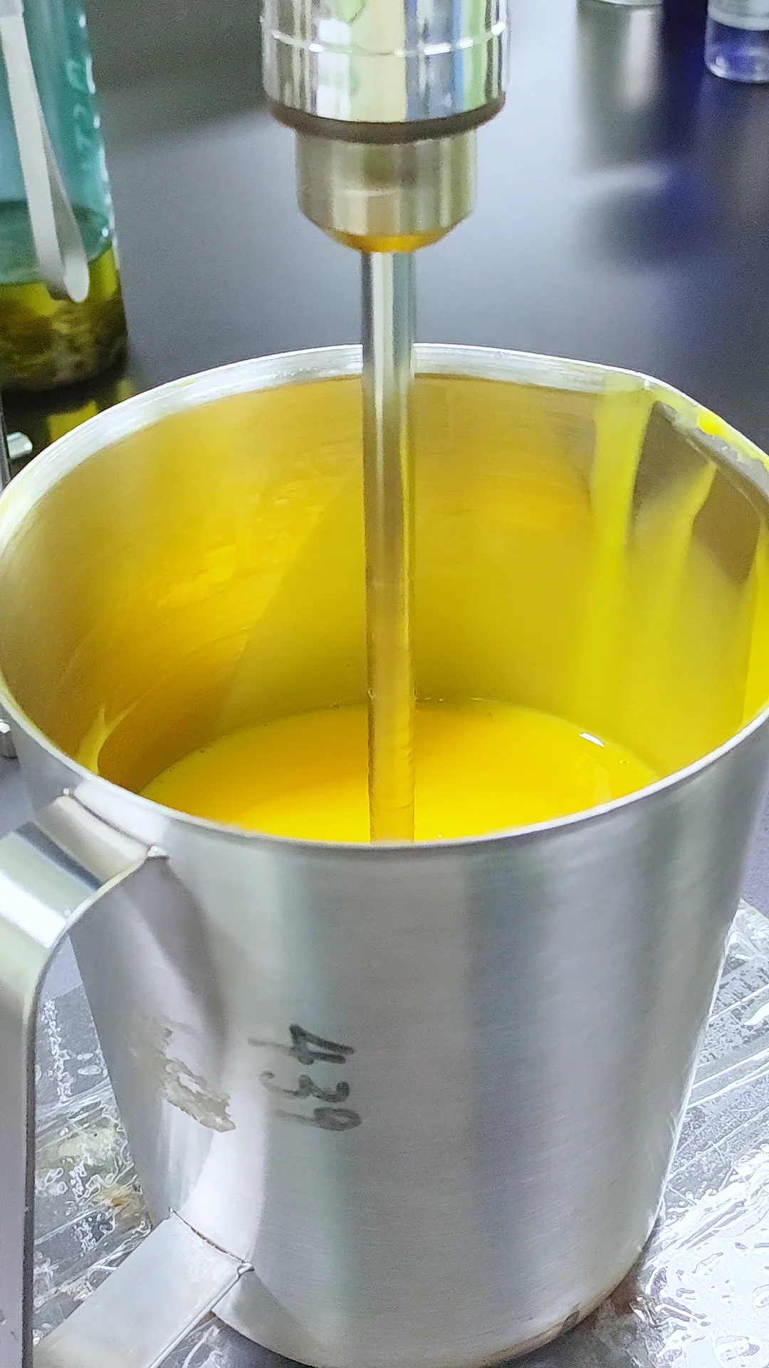 看我们的打板员正在专注调试样品