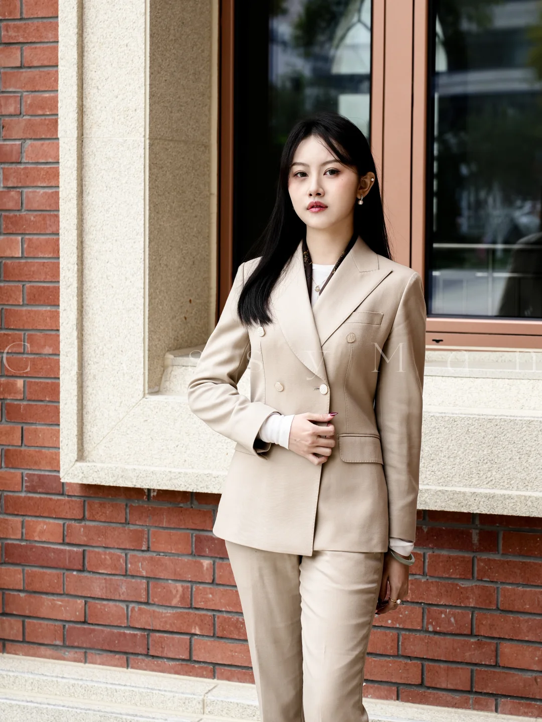 卡其色系的高级叙事?职场穿搭优雅大气