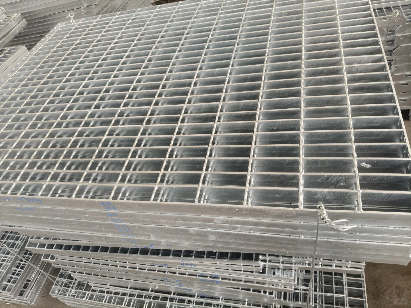 ? 高效工业神器：镀锌钢格栅的秘密力量