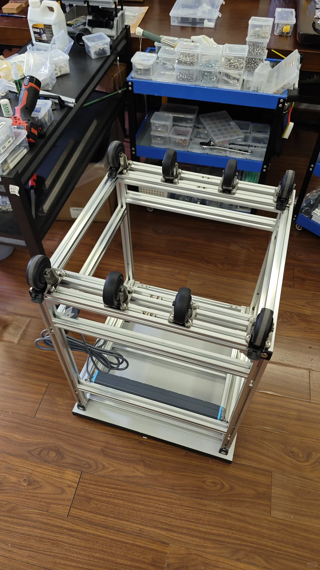 专门设计的标准化铝型材机床柜完成了