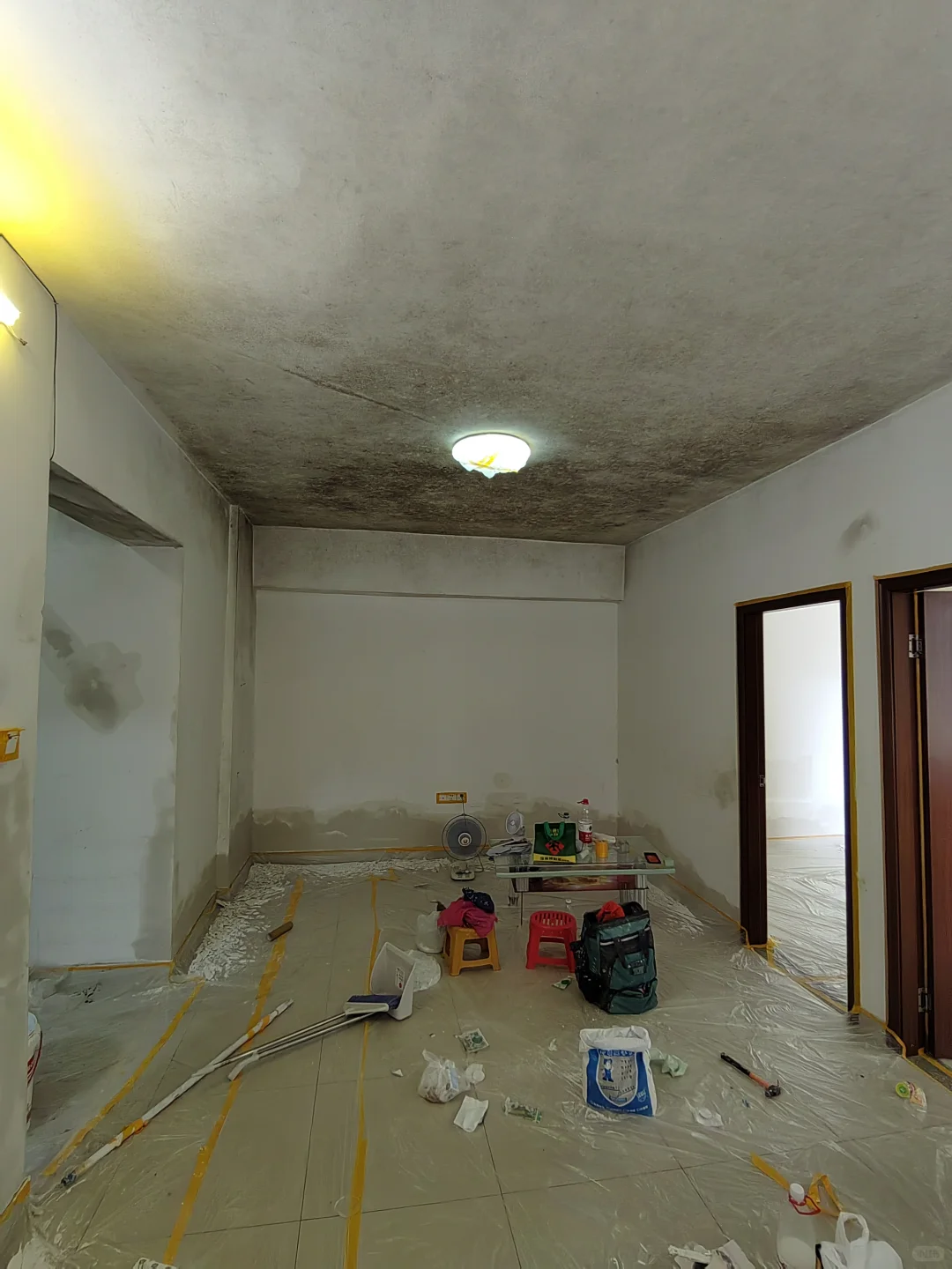 旧房翻新|墙面发霉能直接刷漆❓要先除霉