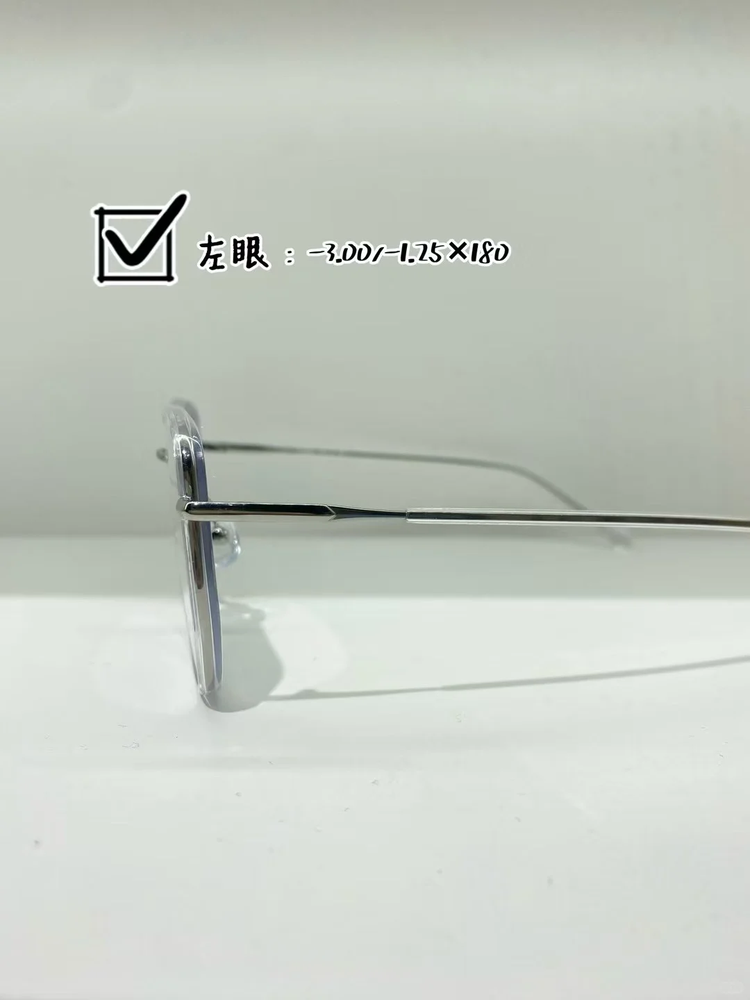 室内透明⇨室外变色