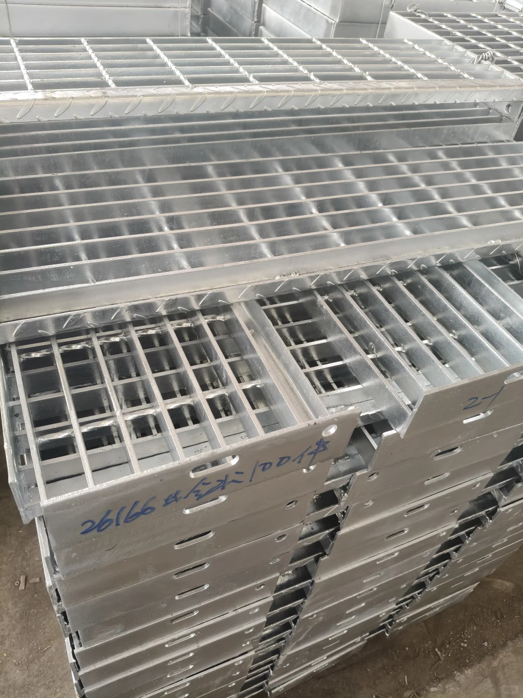 ? 高效工业神器：镀锌钢格栅的秘密力量