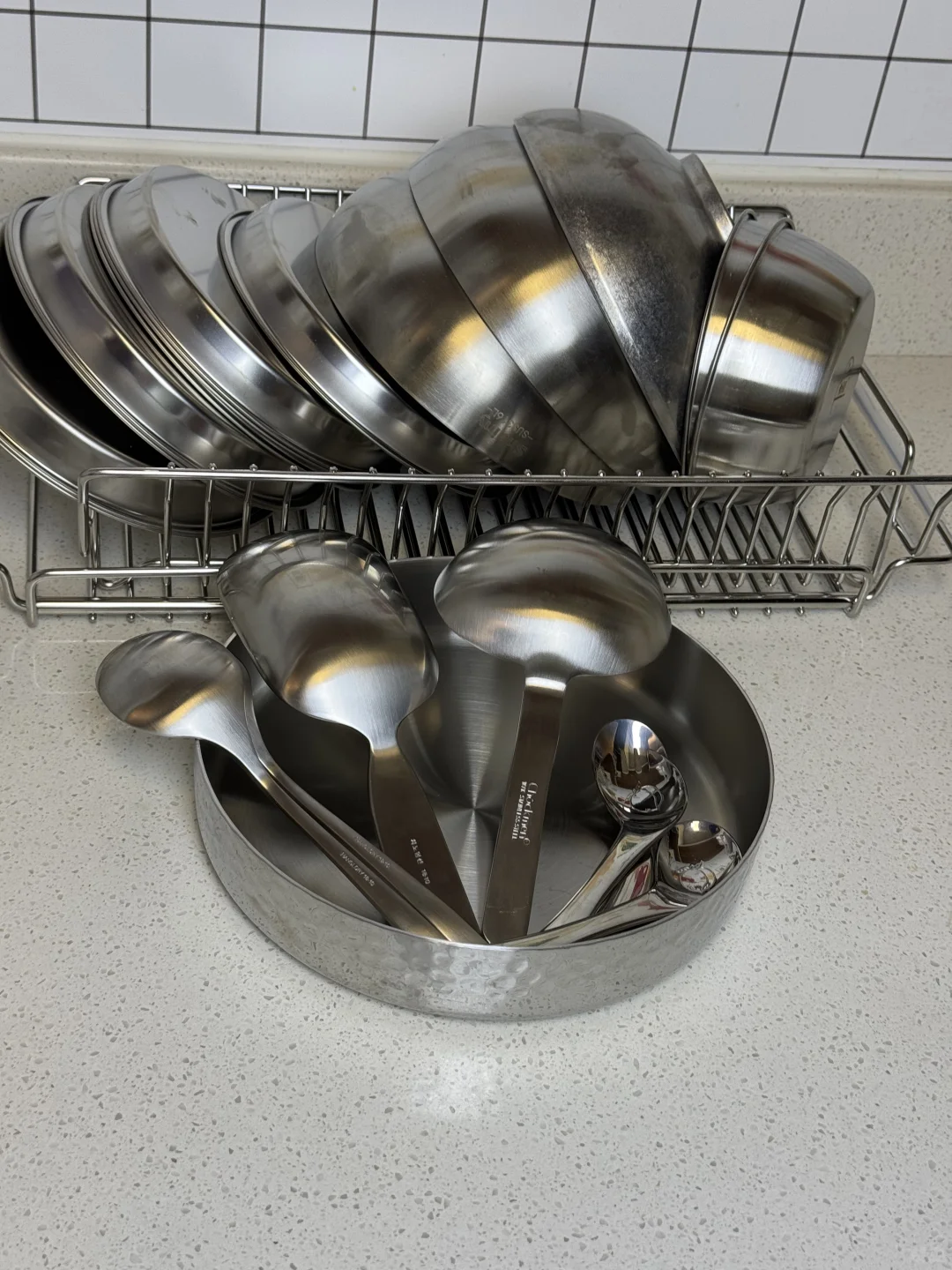 别人都有好看的碗碟只有我是冰冷的不锈钢