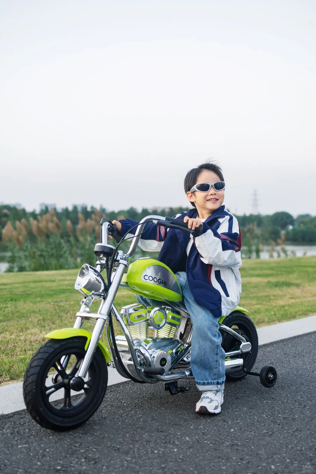 4岁幼崽开哈雷？这小子是要C位出道！?️