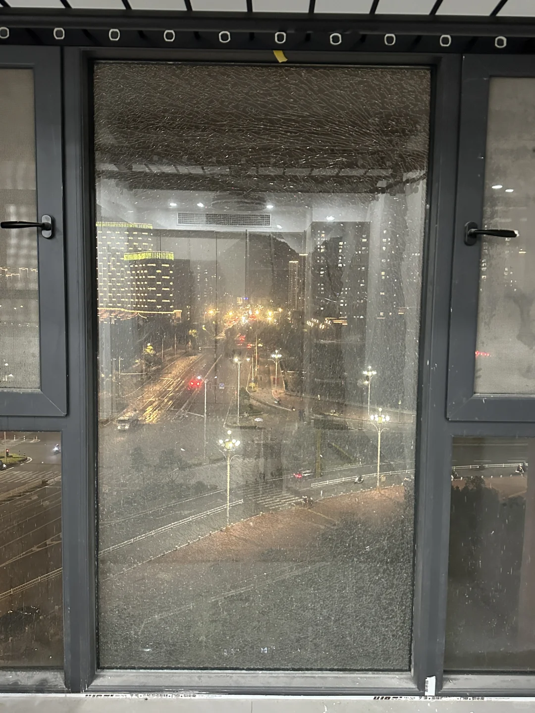 装修踩过最大的坑 花了4w的断桥铝门窗碎了