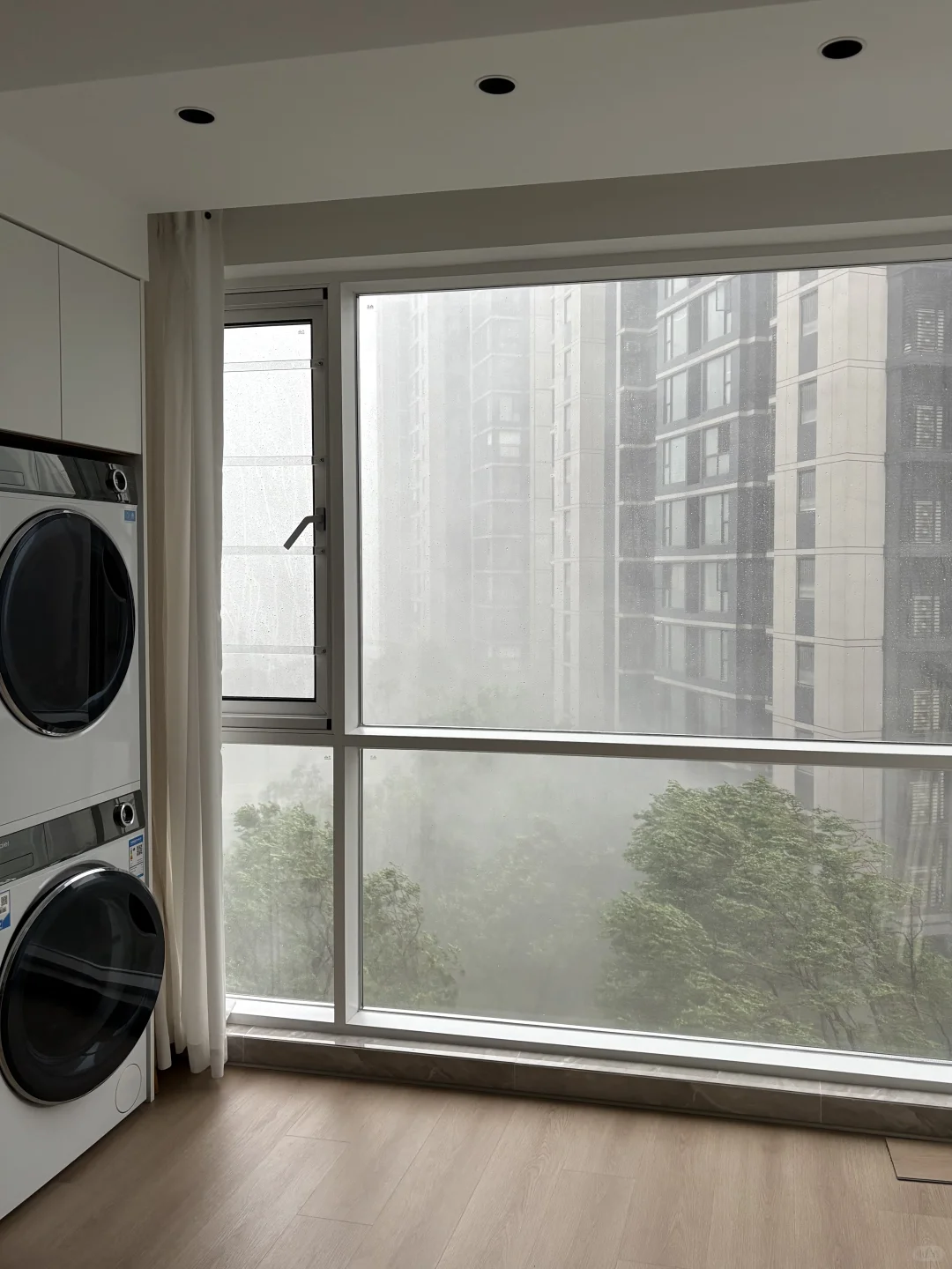 强对流天气下的封窗效果?️live沉浸式暴雨