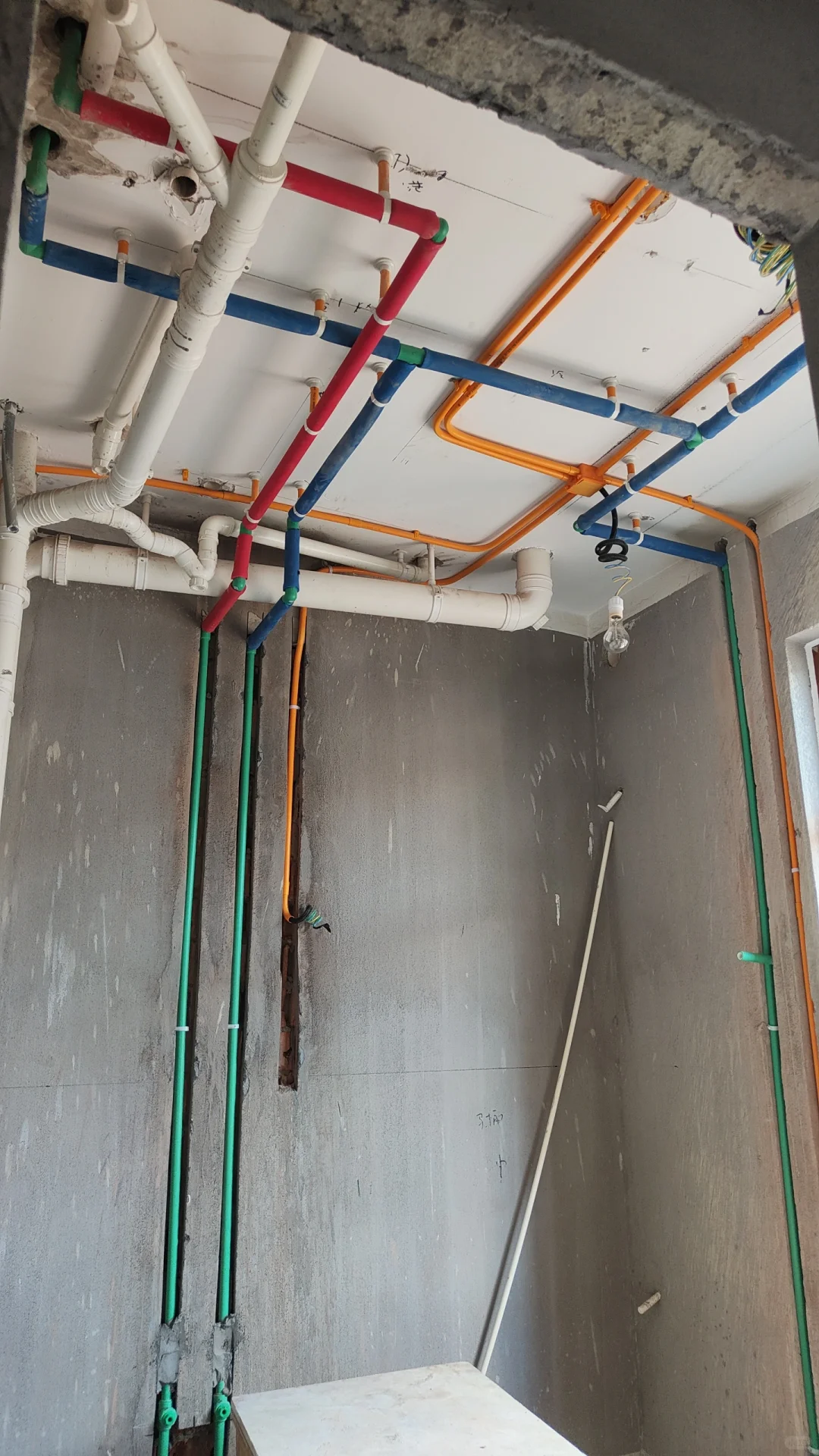 排屋水电:4层430平，自购材料7W完工