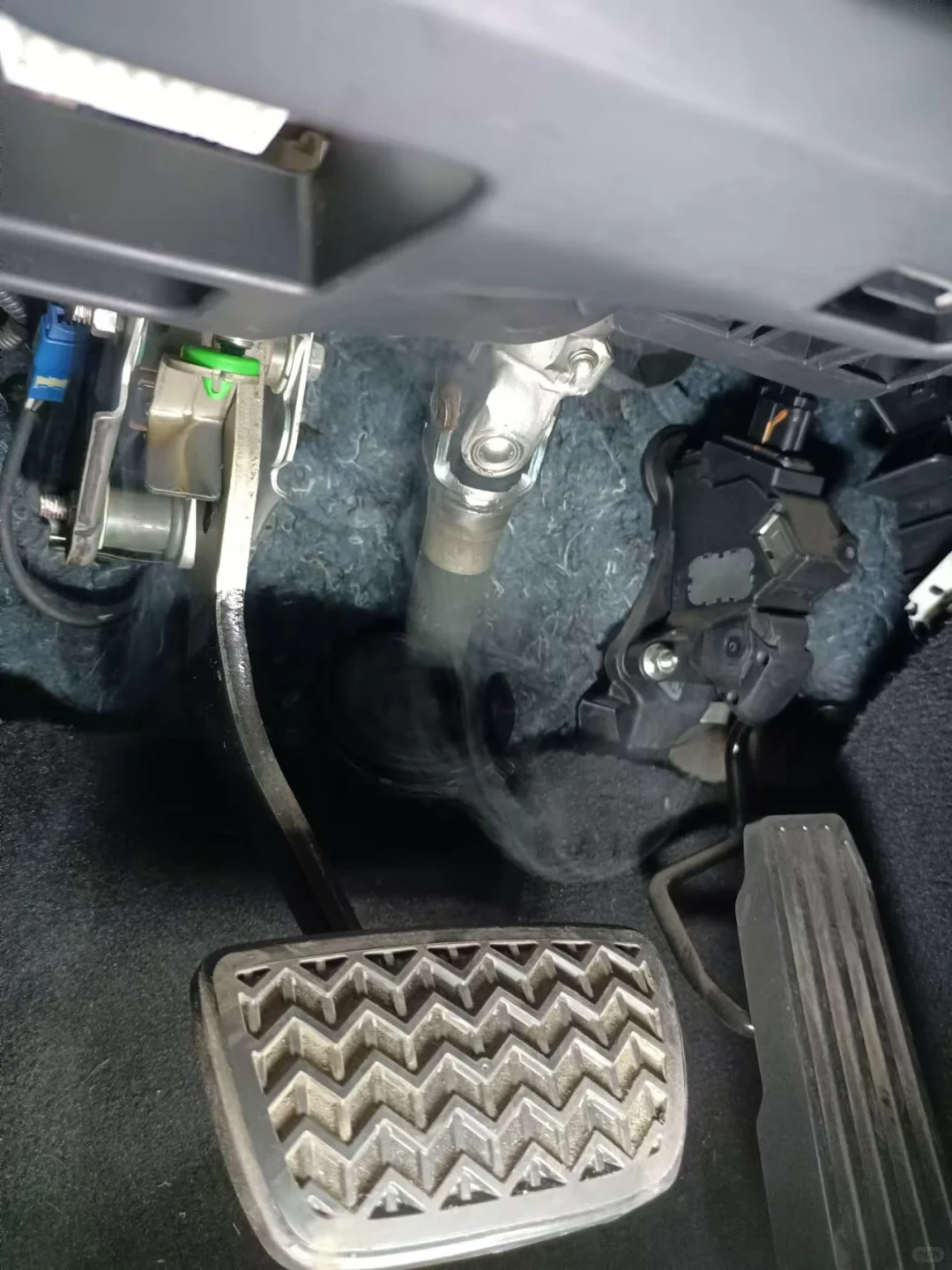 冷车启动刹车踩不动，要换真空助力泵吗？