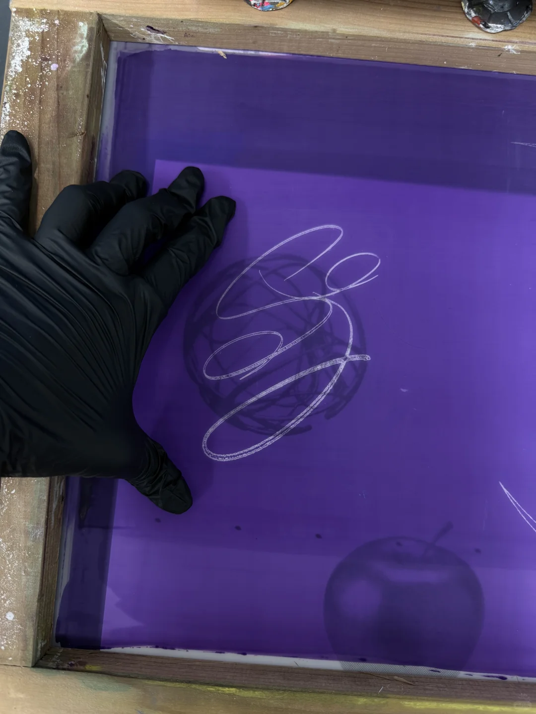 在围裙上印了自己做的logo