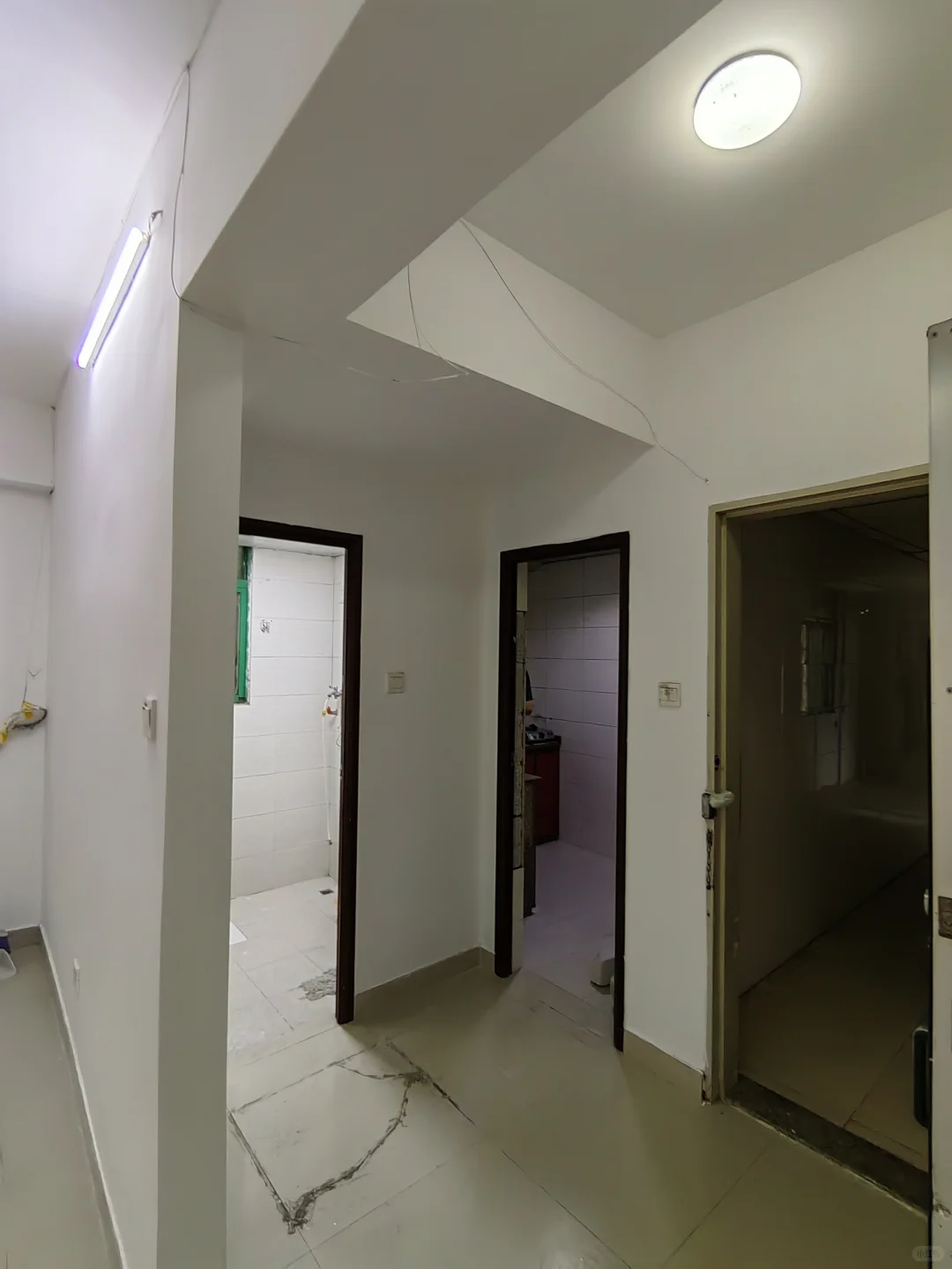 旧房翻新|墙面发霉能直接刷漆❓要先除霉