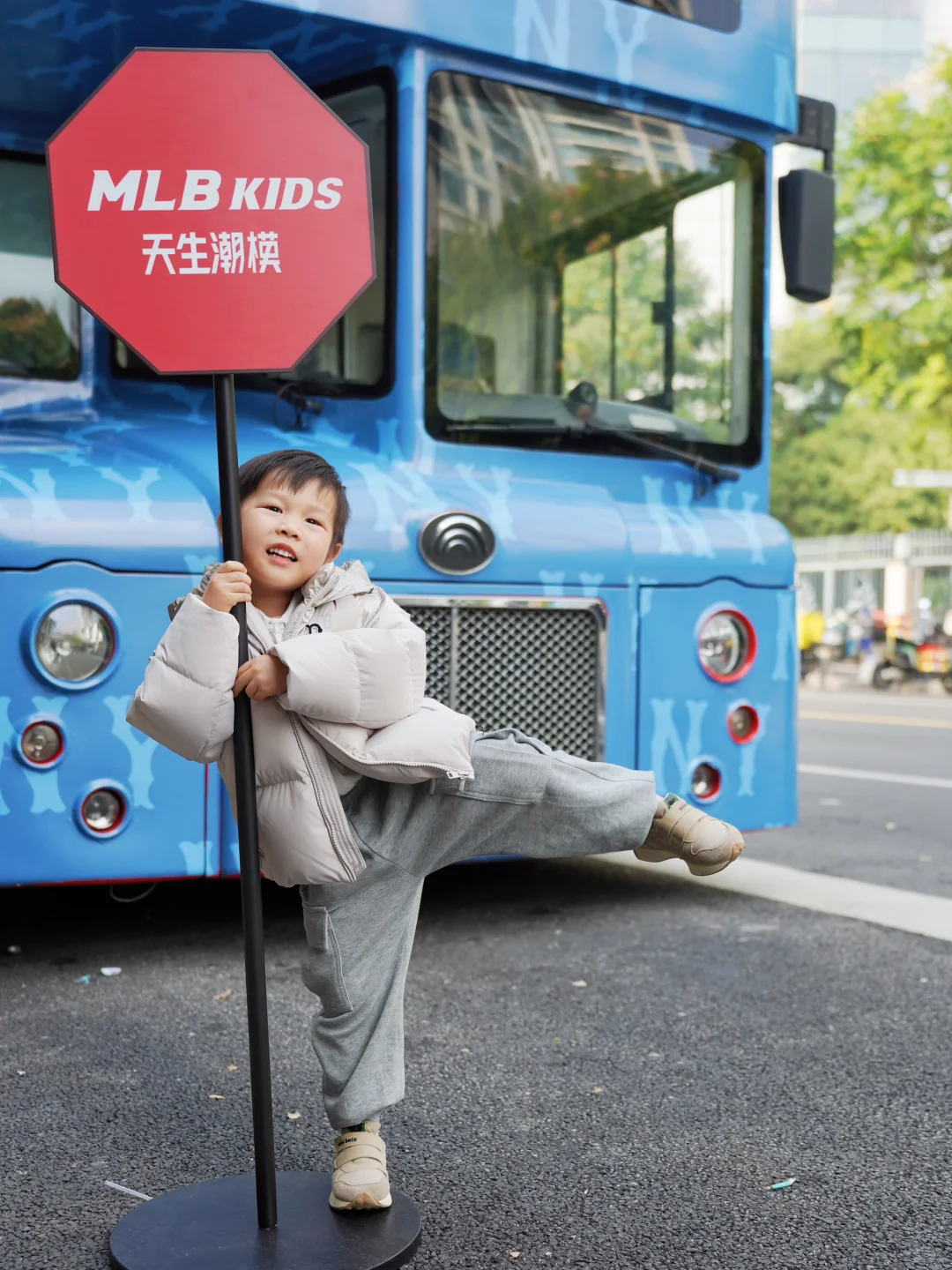 上海潮娃速冲！MLBKids老花巴士太出片?