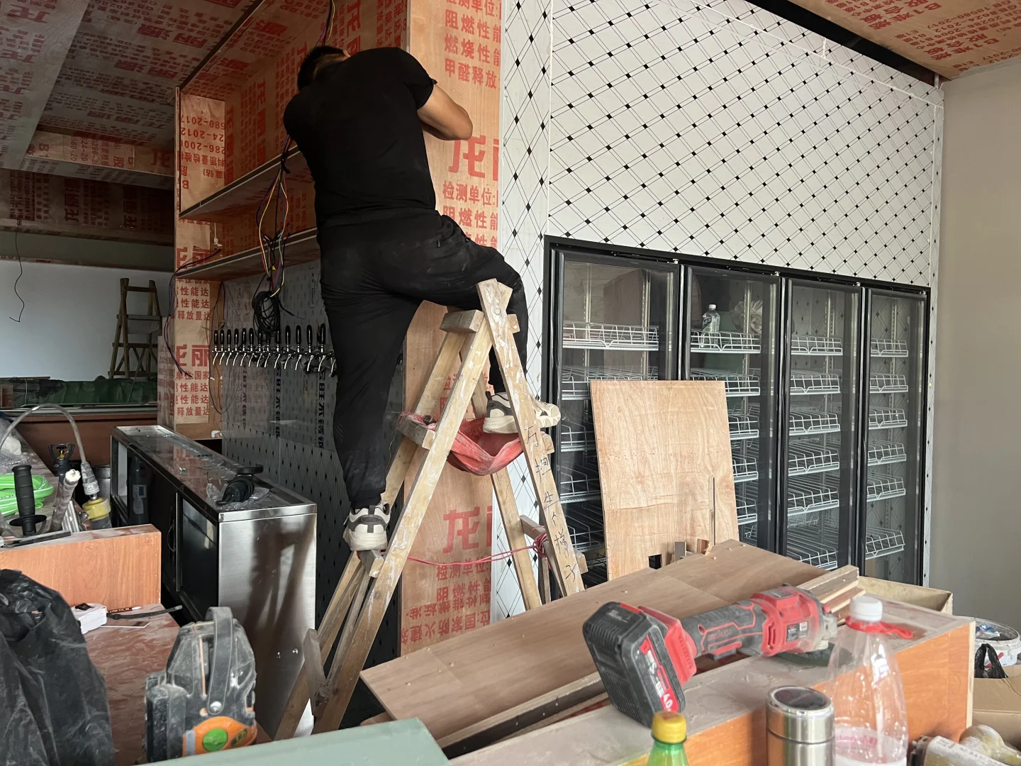 精酿小酒馆设备安装调试中