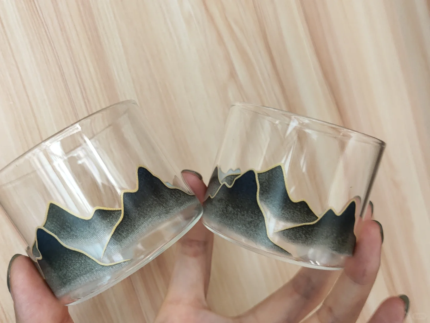 这玻璃杯加热水竟然能变色！