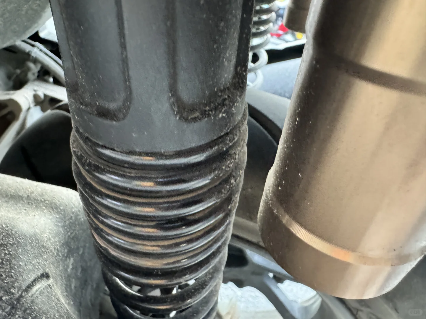 雅马哈后避震弹簧生锈