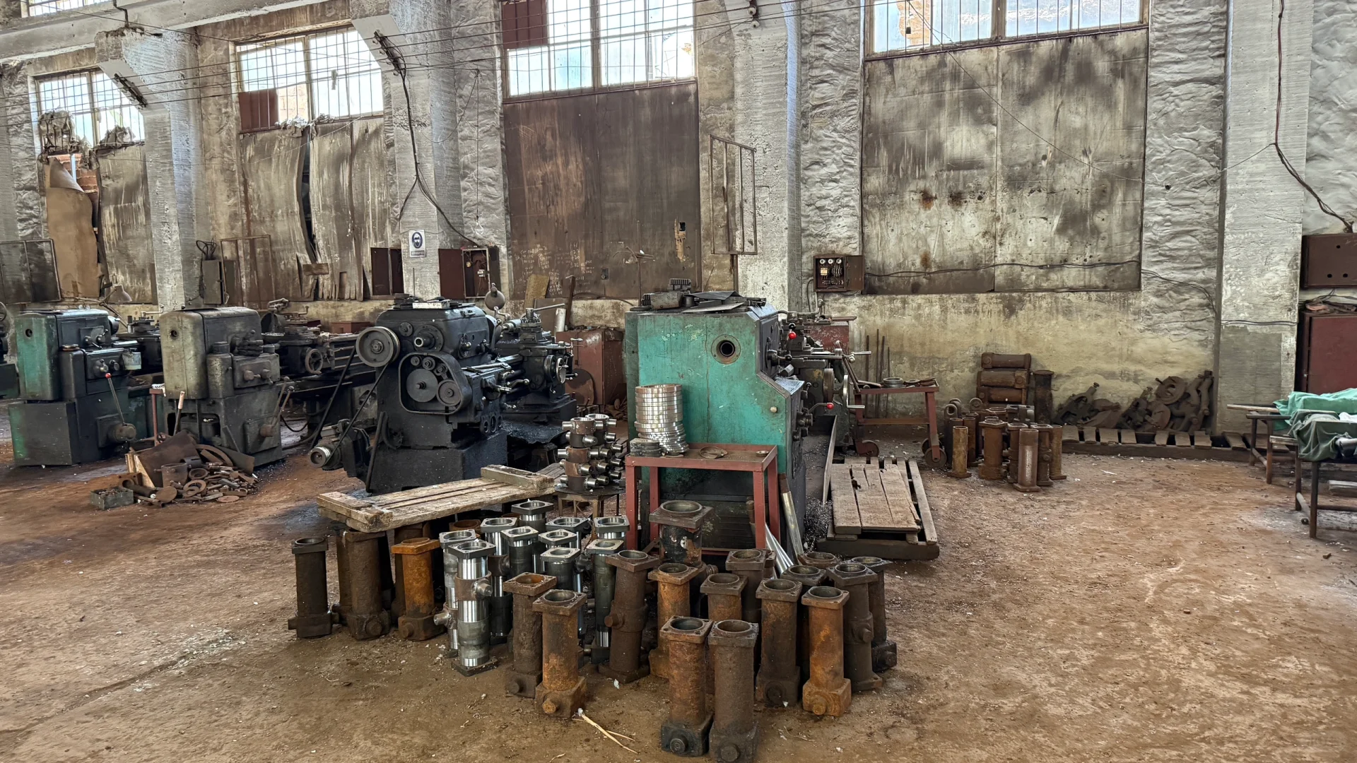 怀旧复古年代感机器车间老设备老工厂高清图