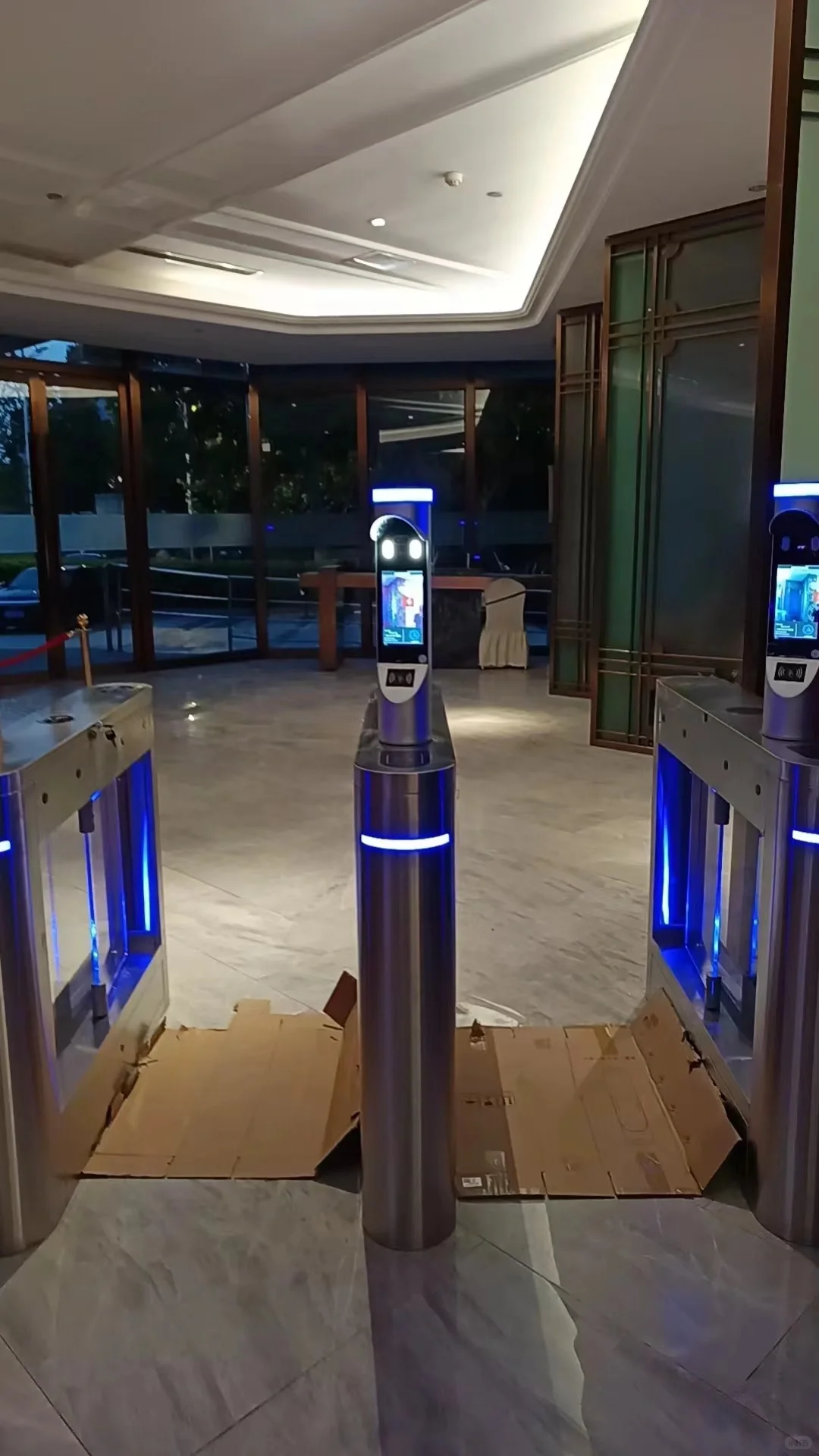 写字楼摆闸两进两出