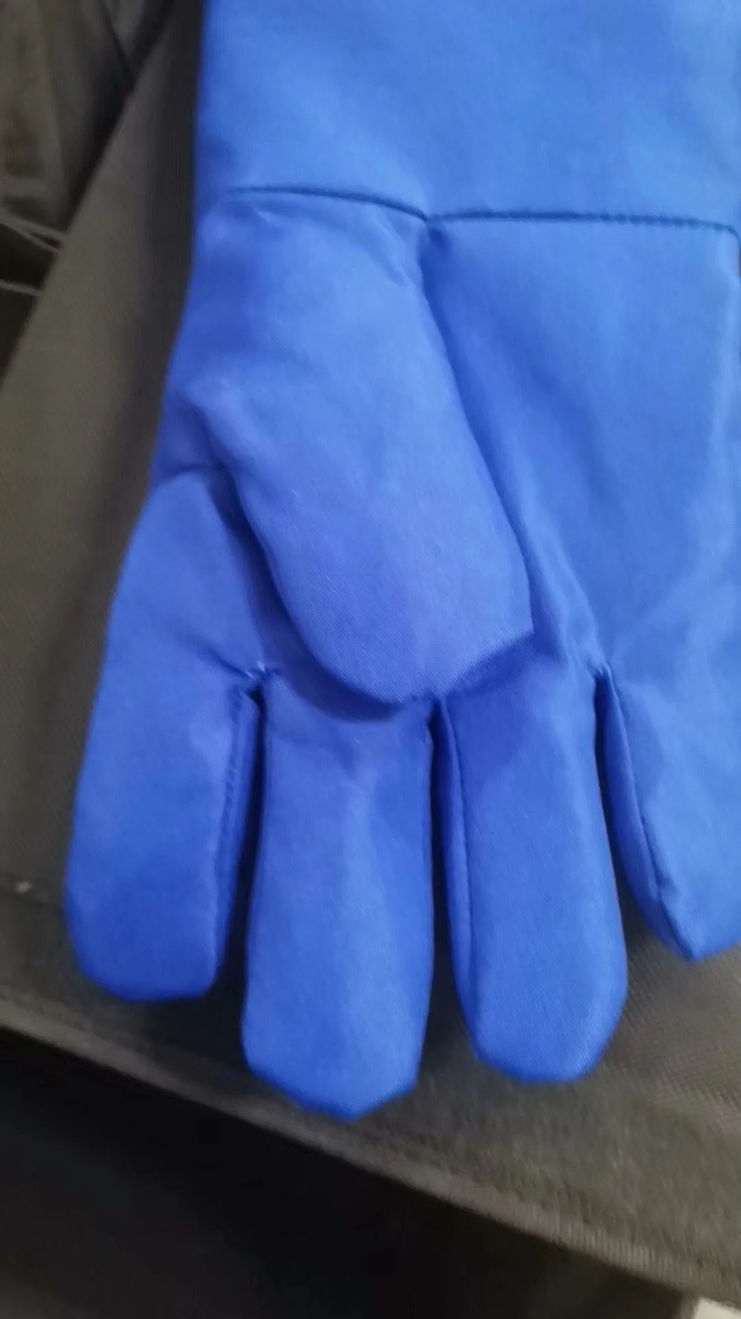 《防冻防爆防静电！钢铁战衣液氮都炸不穿》