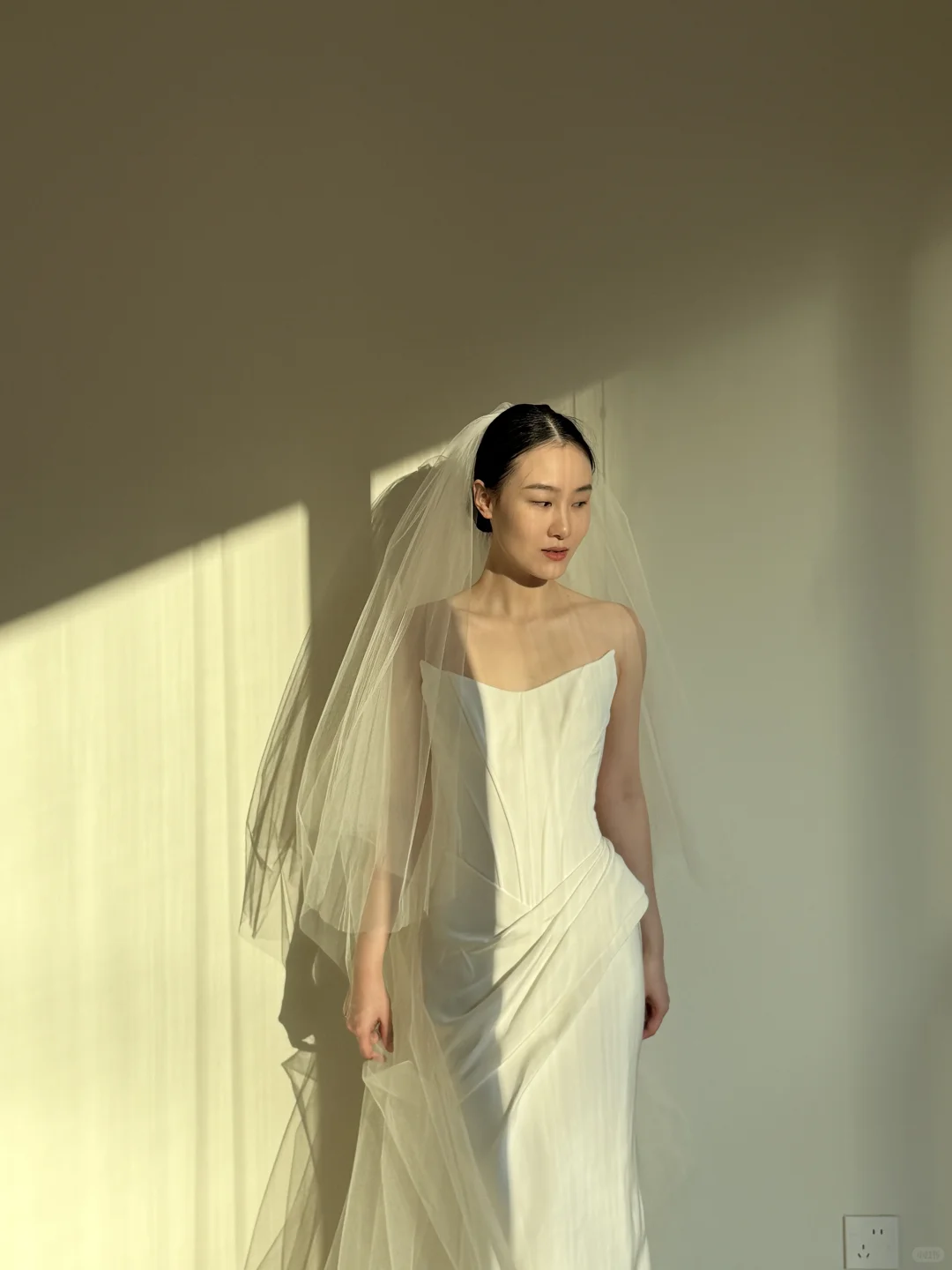 轻奢缎面 胸衣鱼骨|婚纱自带“高定剪裁感”