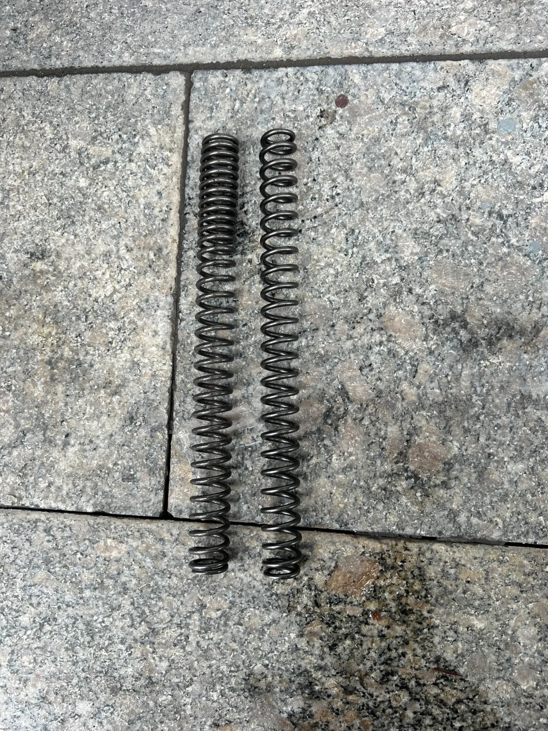 24款维多利亚更换前避震弹簧