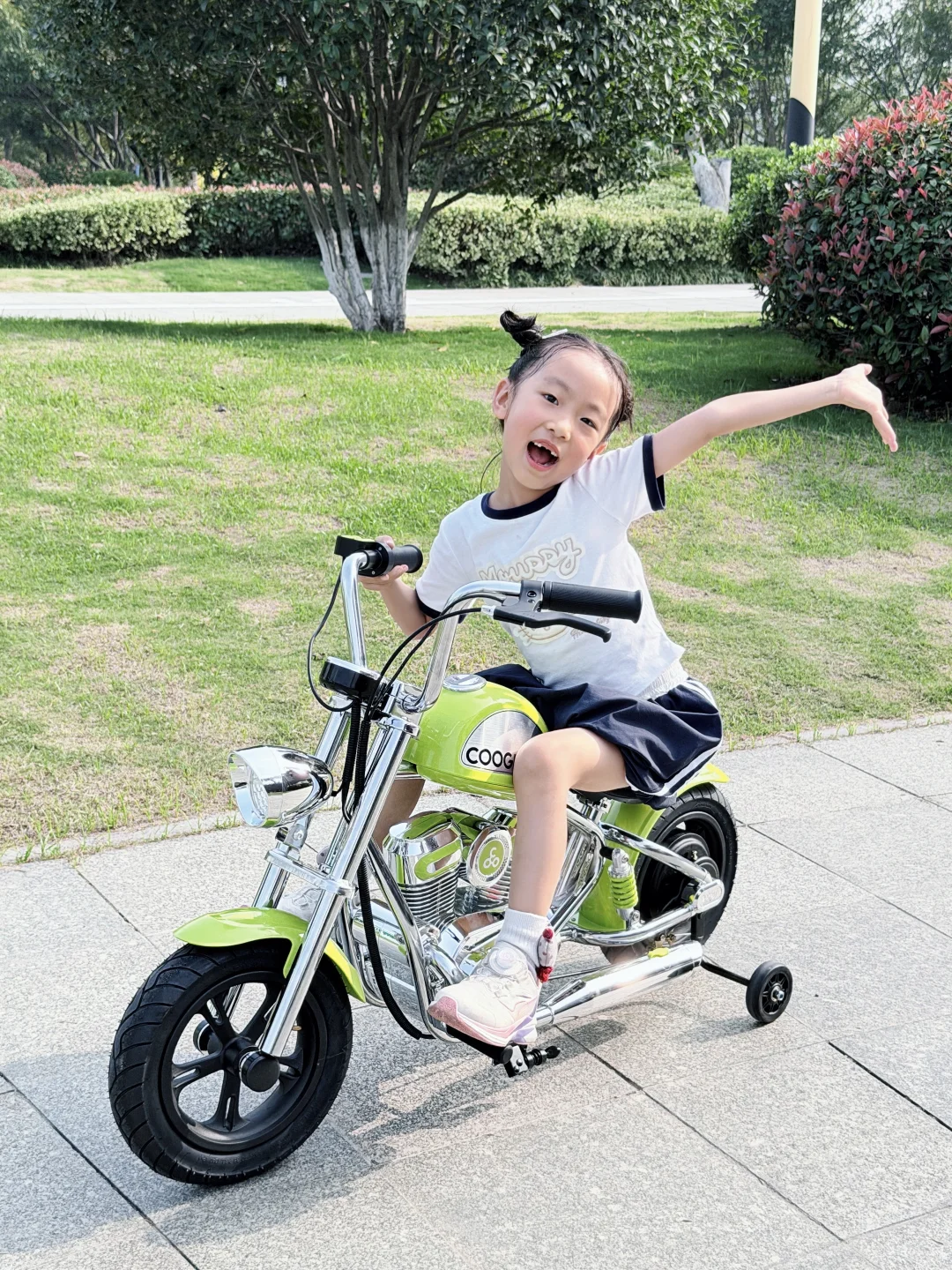 人类幼崽也骑上「哈雷」啦？小区炸街王来咯?