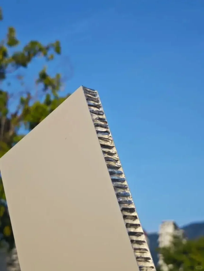 家的温暖持久守护秘籍？选零醛环保的蜂巢铝蜂窝板