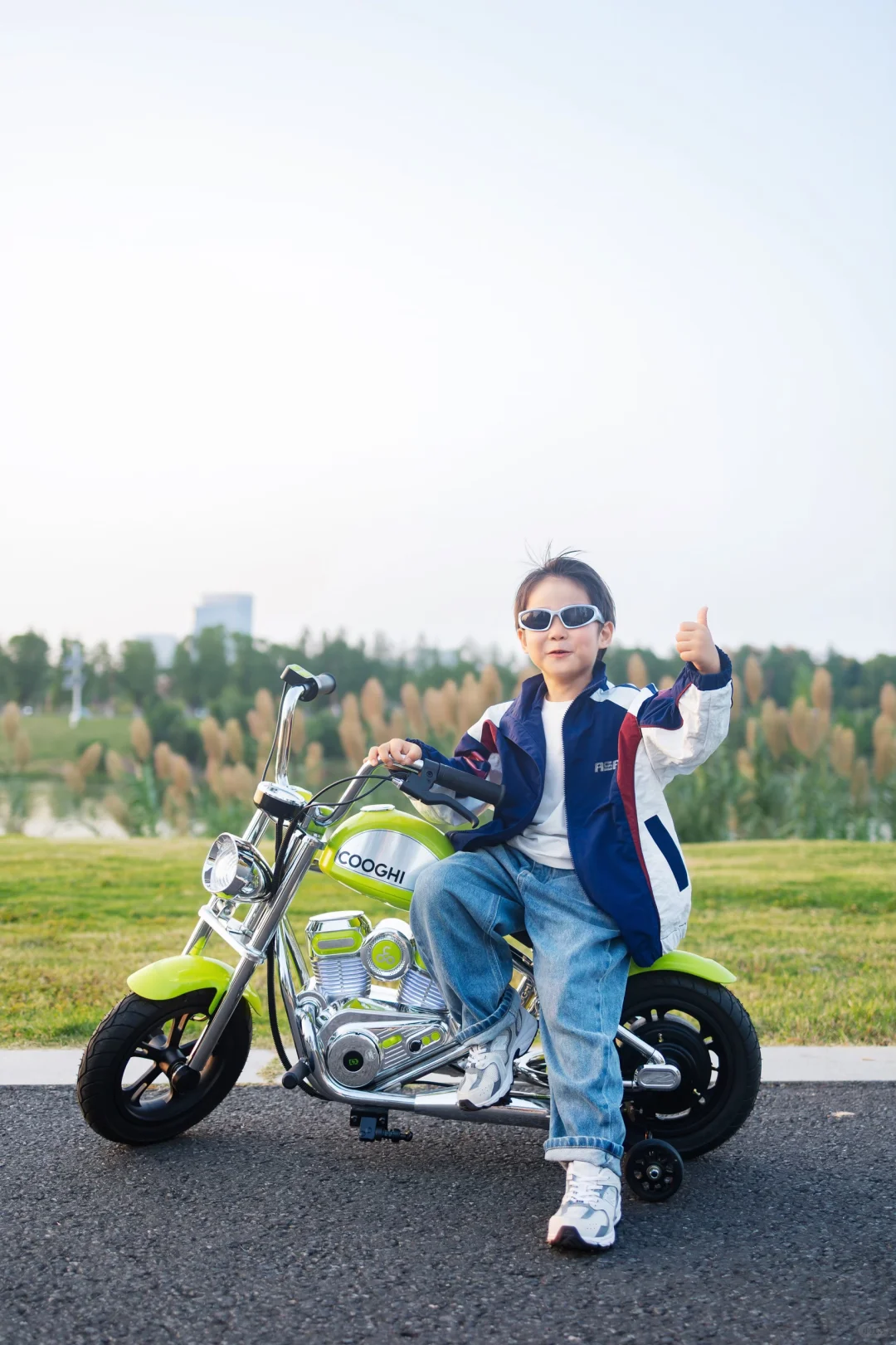 4岁幼崽开哈雷？这小子是要C位出道！?️