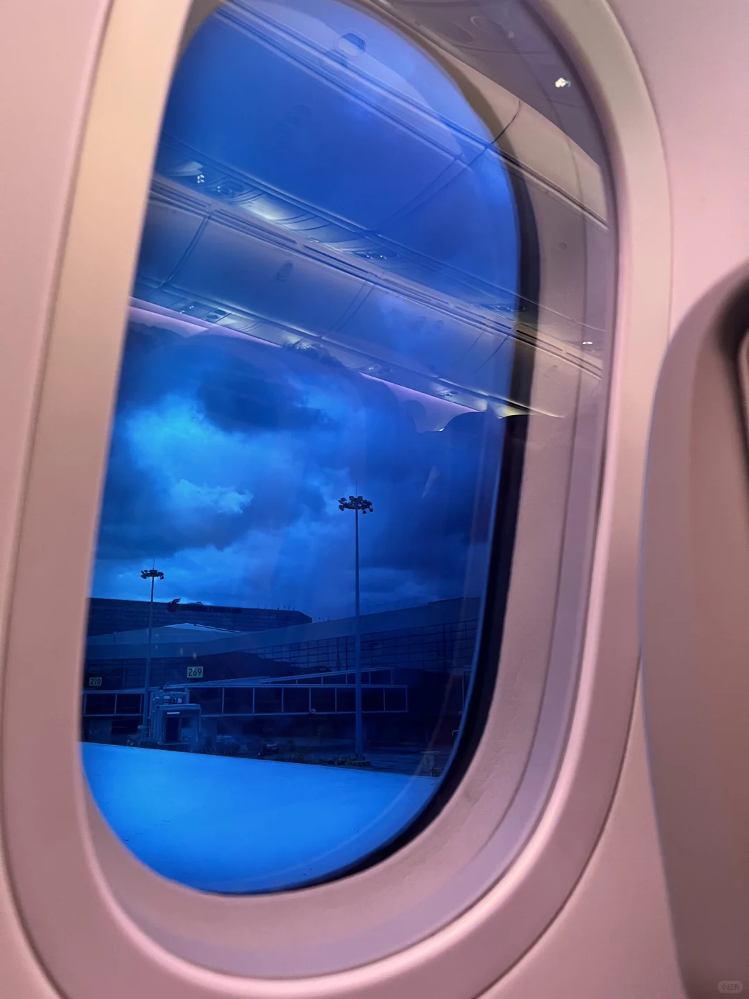 787-9的变色玻璃舷窗还挺厉害