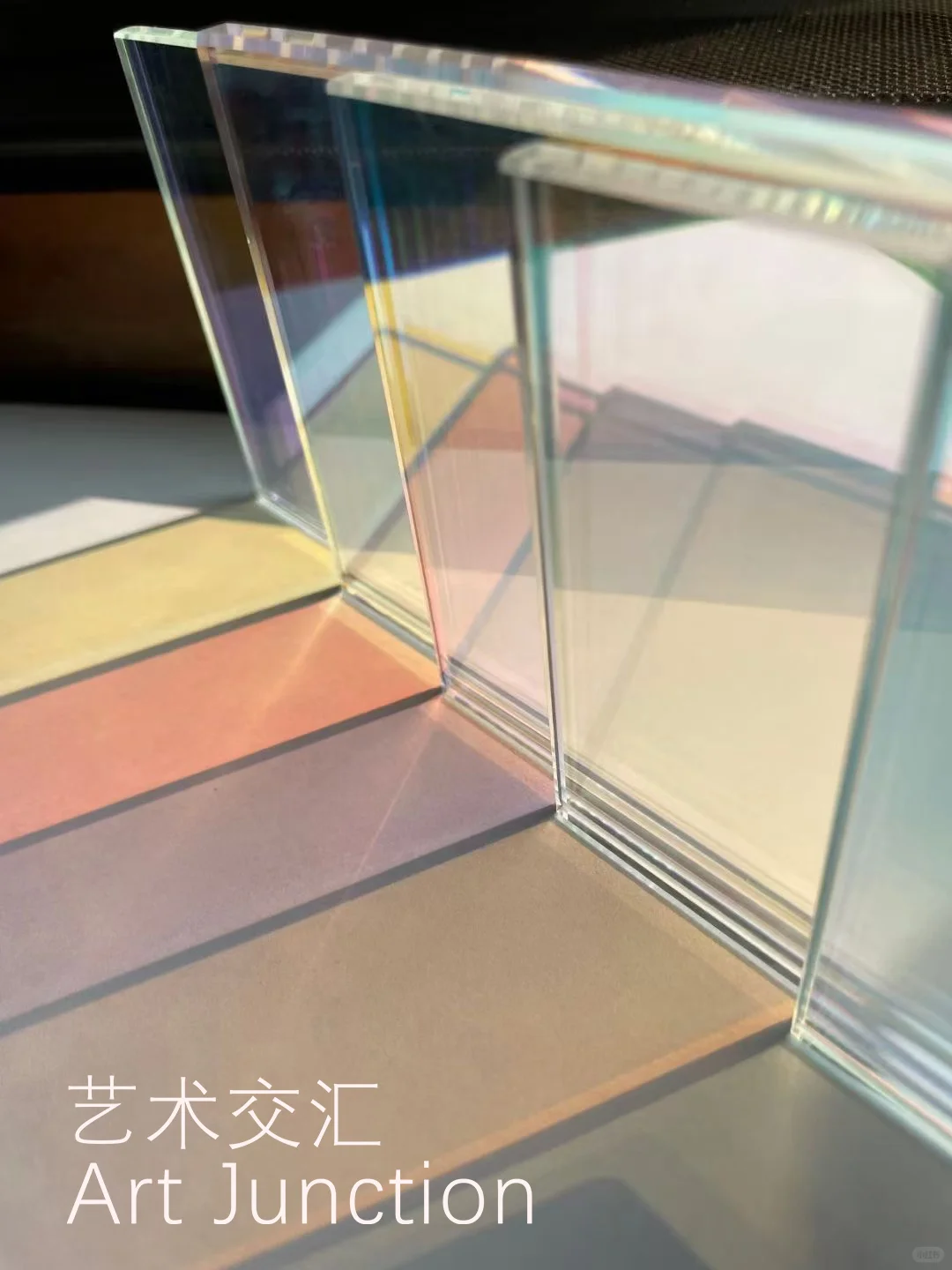 炫彩玻璃| 光与色的交织艺术