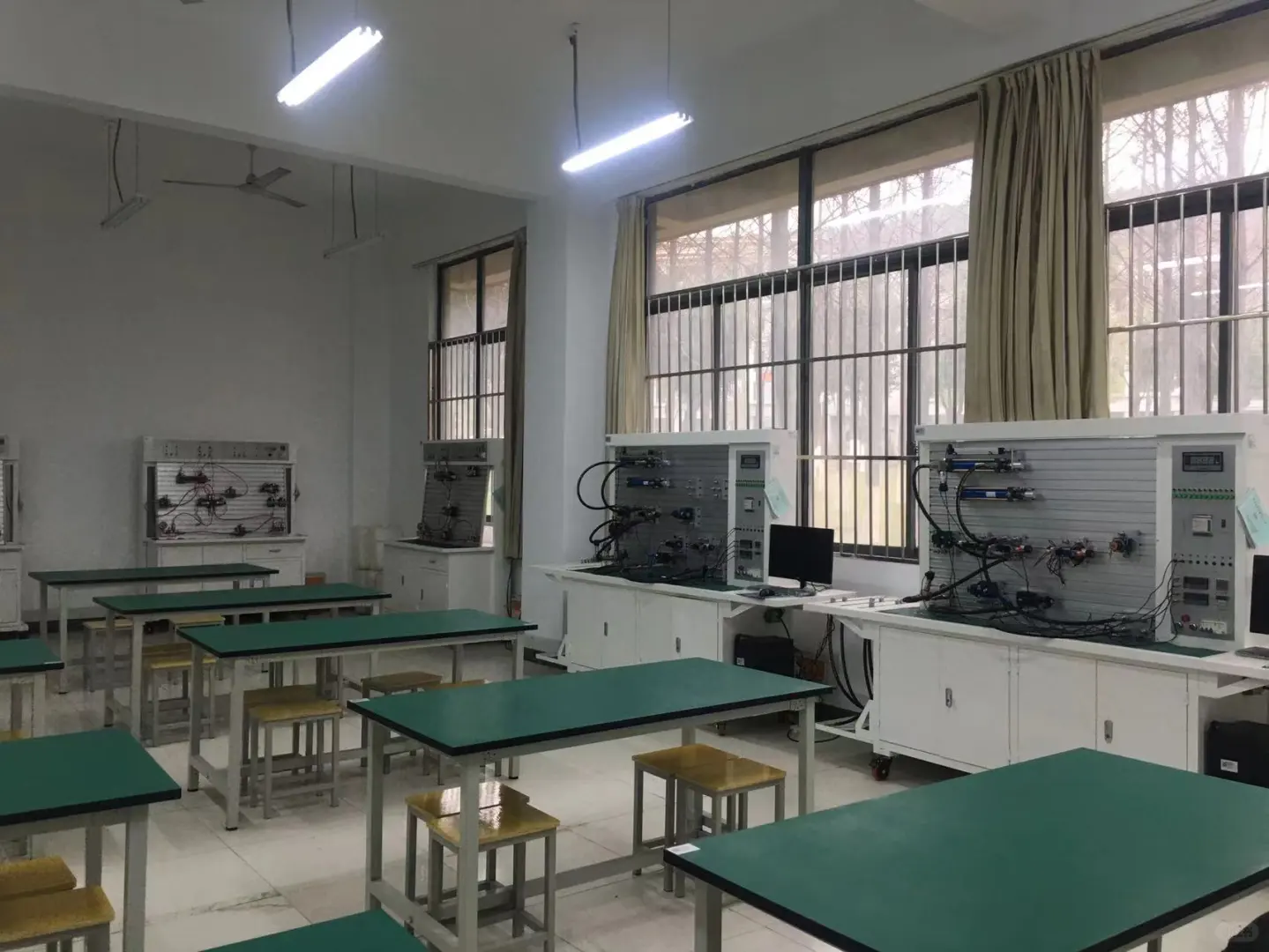 某大学液压气动实训室安装调试完成，交付使