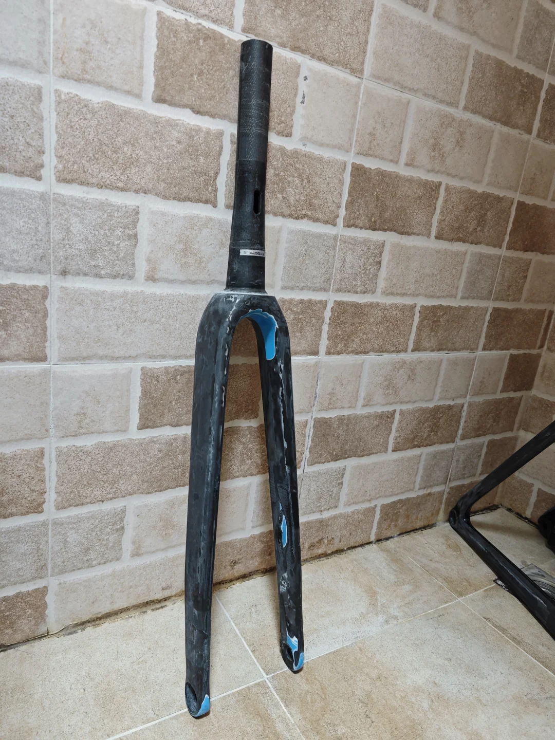 碳架打磨施工中 牌子露一半