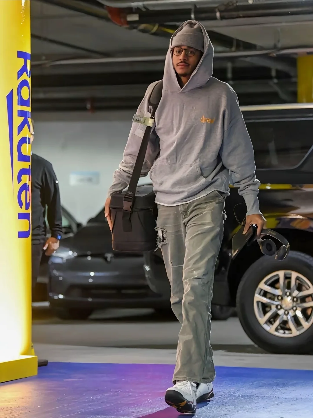 乔丹普洱的穿搭有一种上世纪的随性