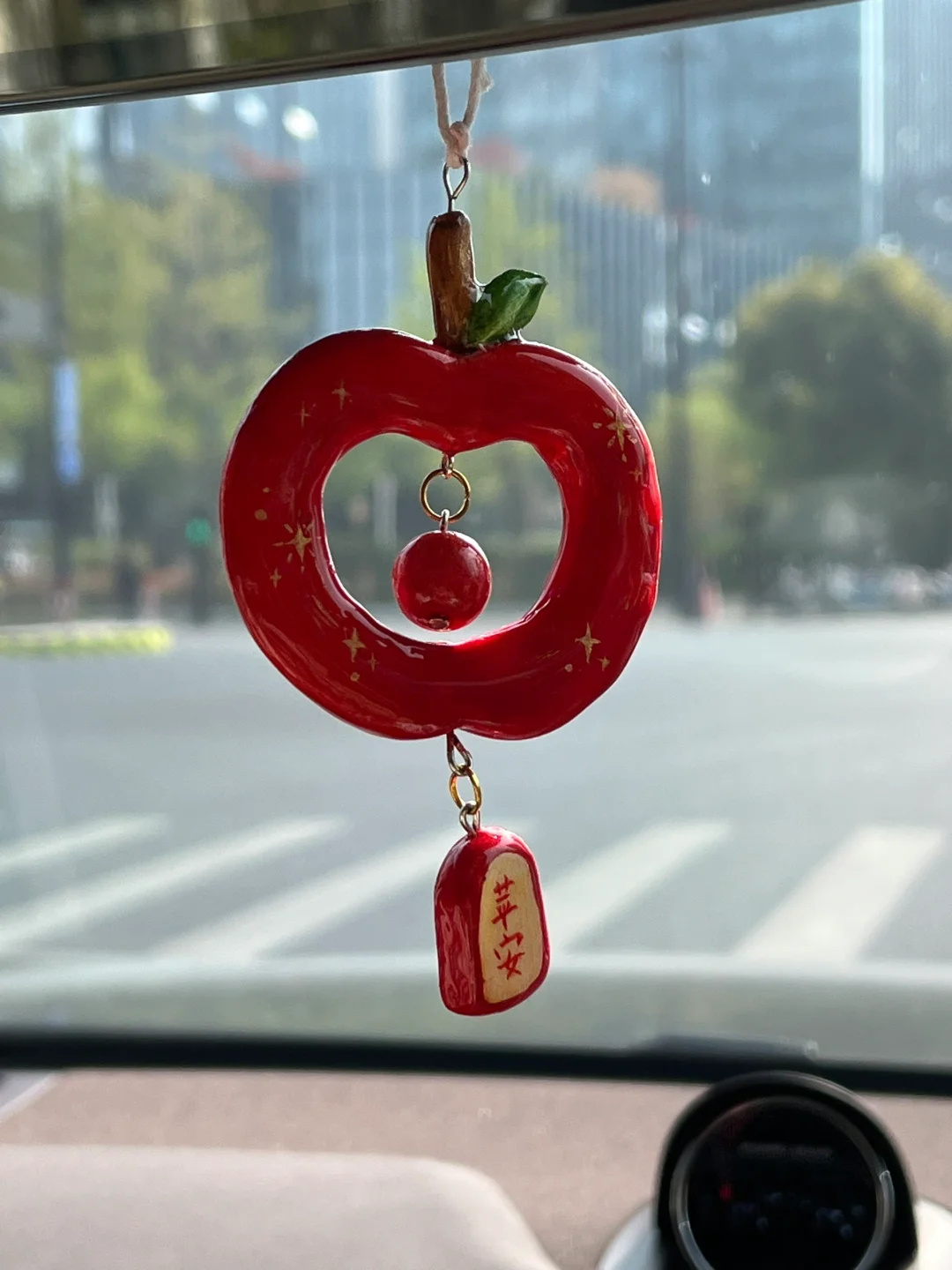 挂上它后，连红灯都成了看风景的理由