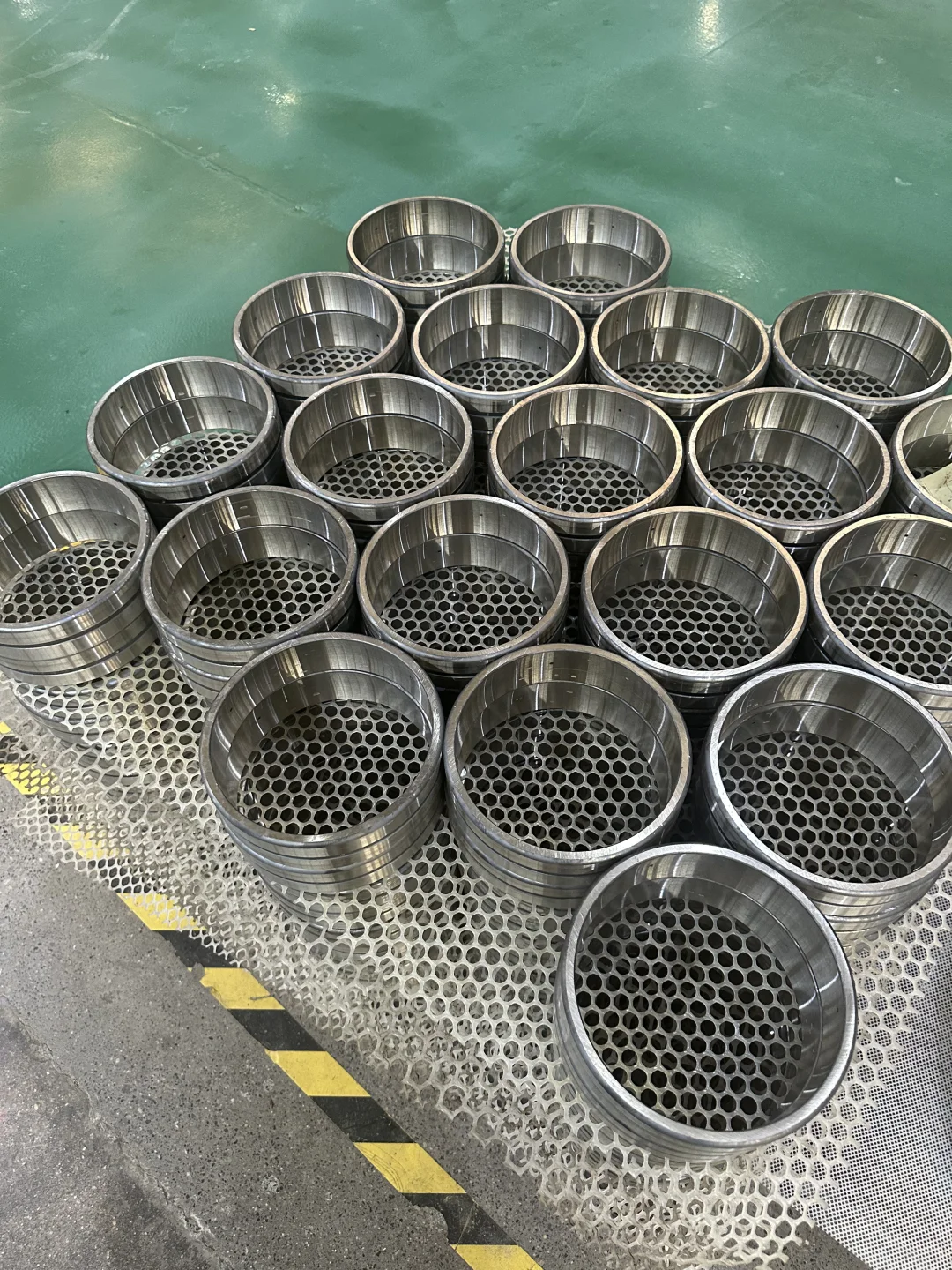 00后入职轴承工厂新媒体运营